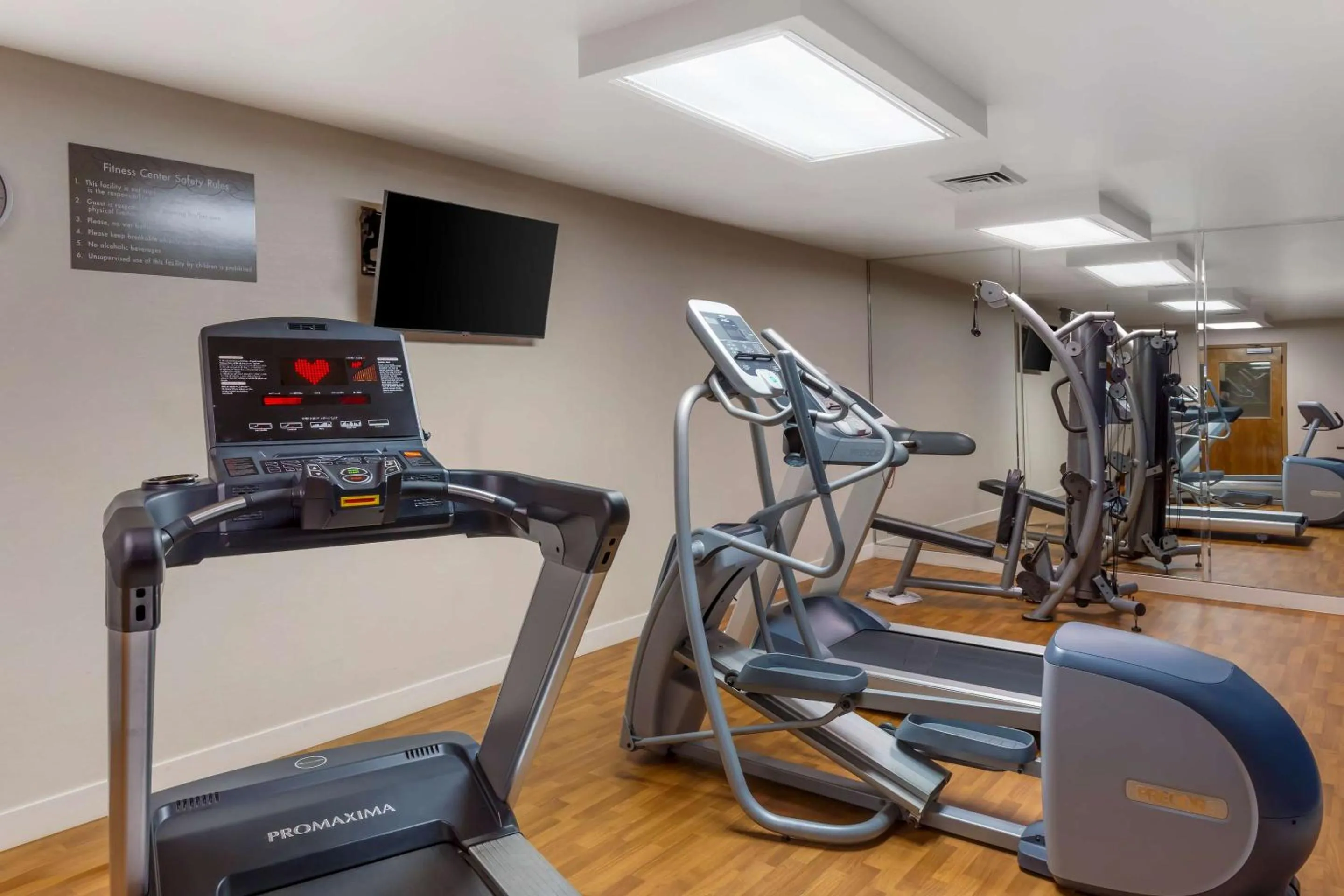 Fitness centre/facilities in Comfort Suites Regency Park