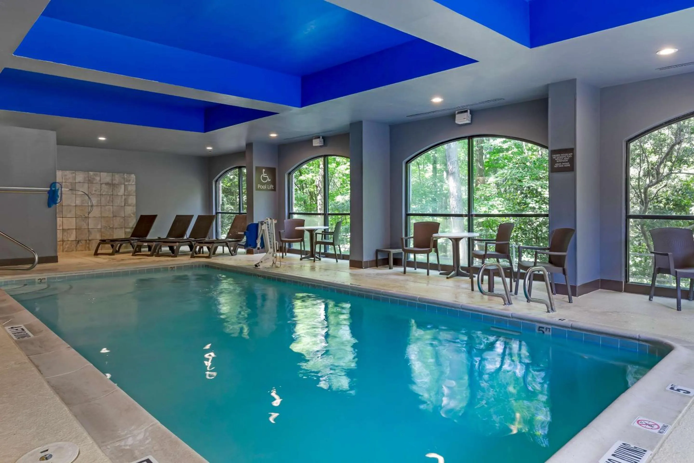 Swimming pool in Comfort Suites Regency Park