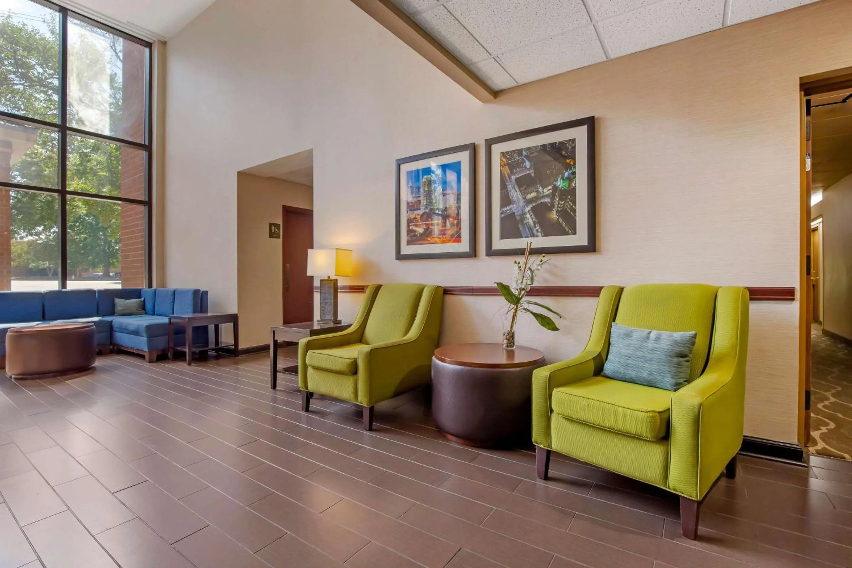 Lobby or reception in Comfort Suites Regency Park