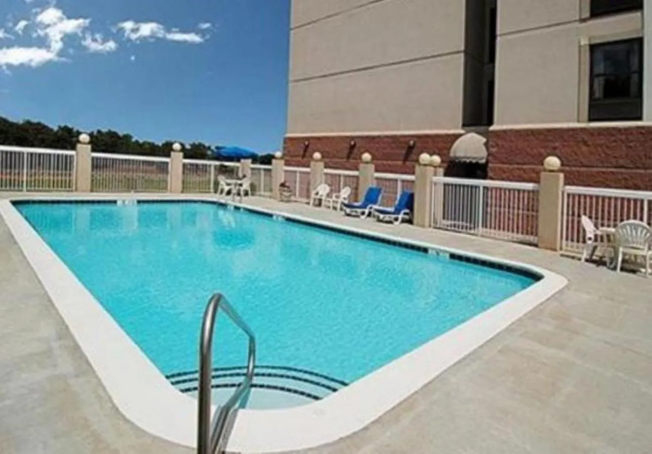 Swimming pool in Comfort Suites University - Research Park