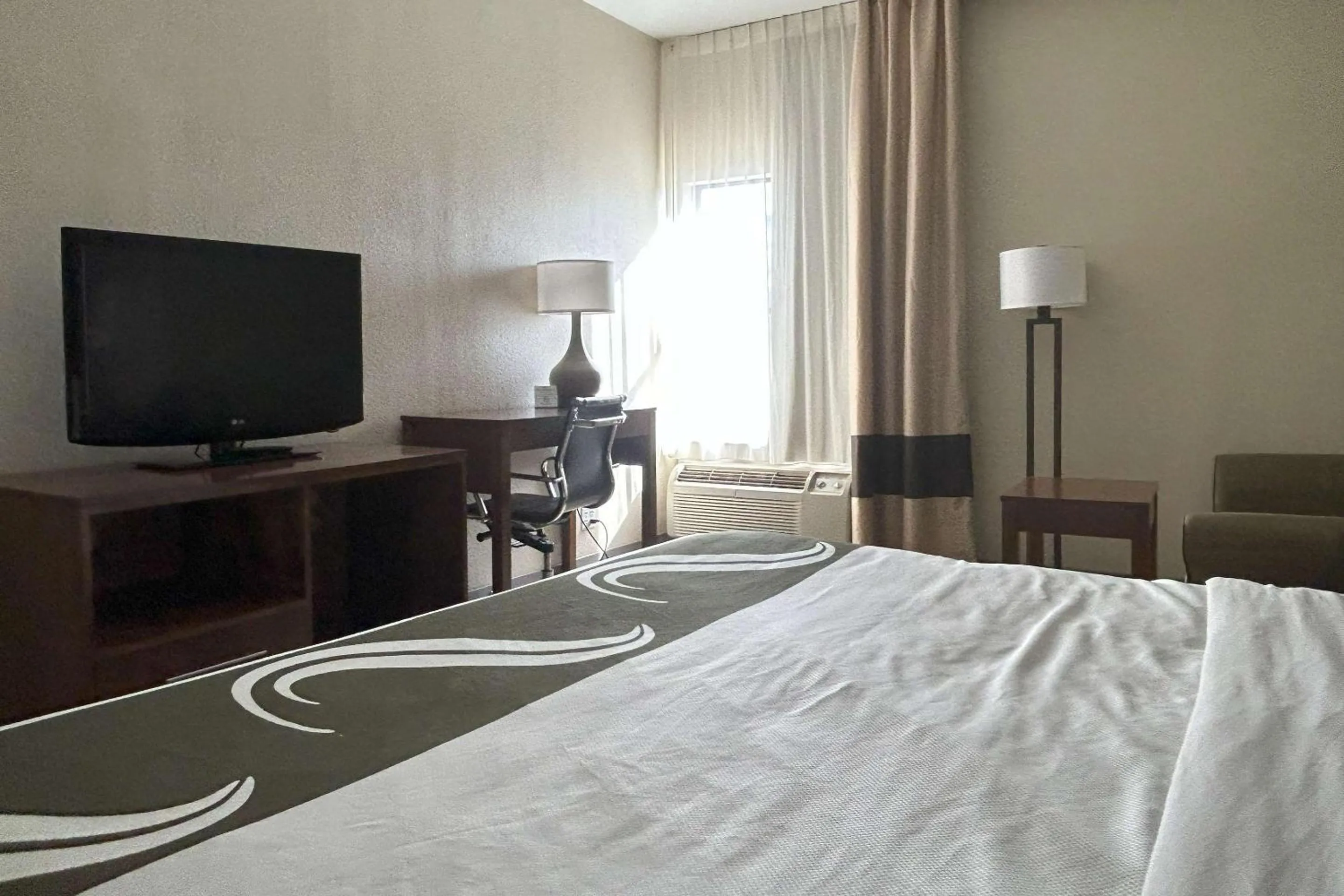 Bedroom, Bed in Quality Inn & Suites Tarboro - Kingsboro