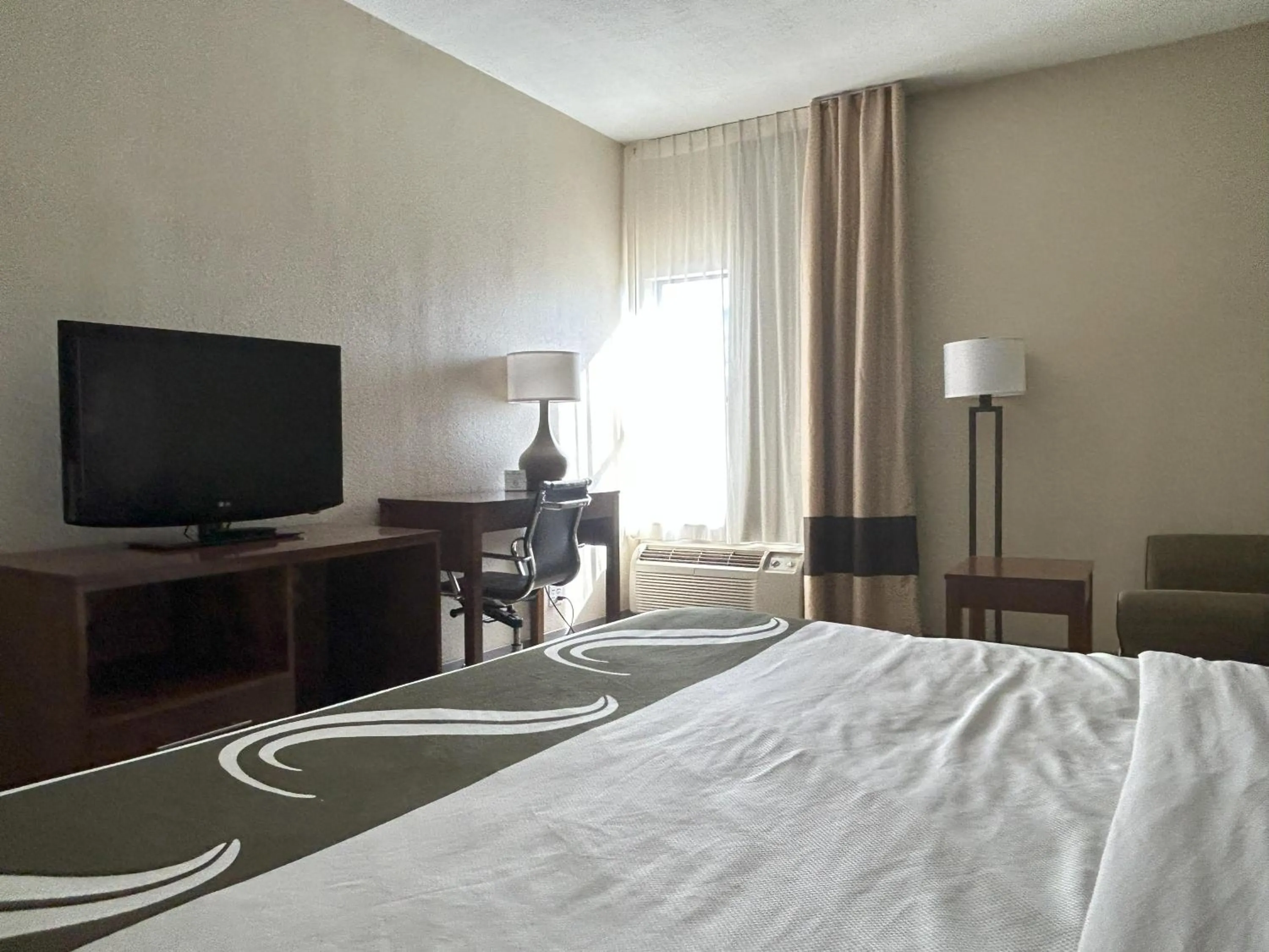 Guests, Bed in Quality Inn & Suites Tarboro - Kingsboro