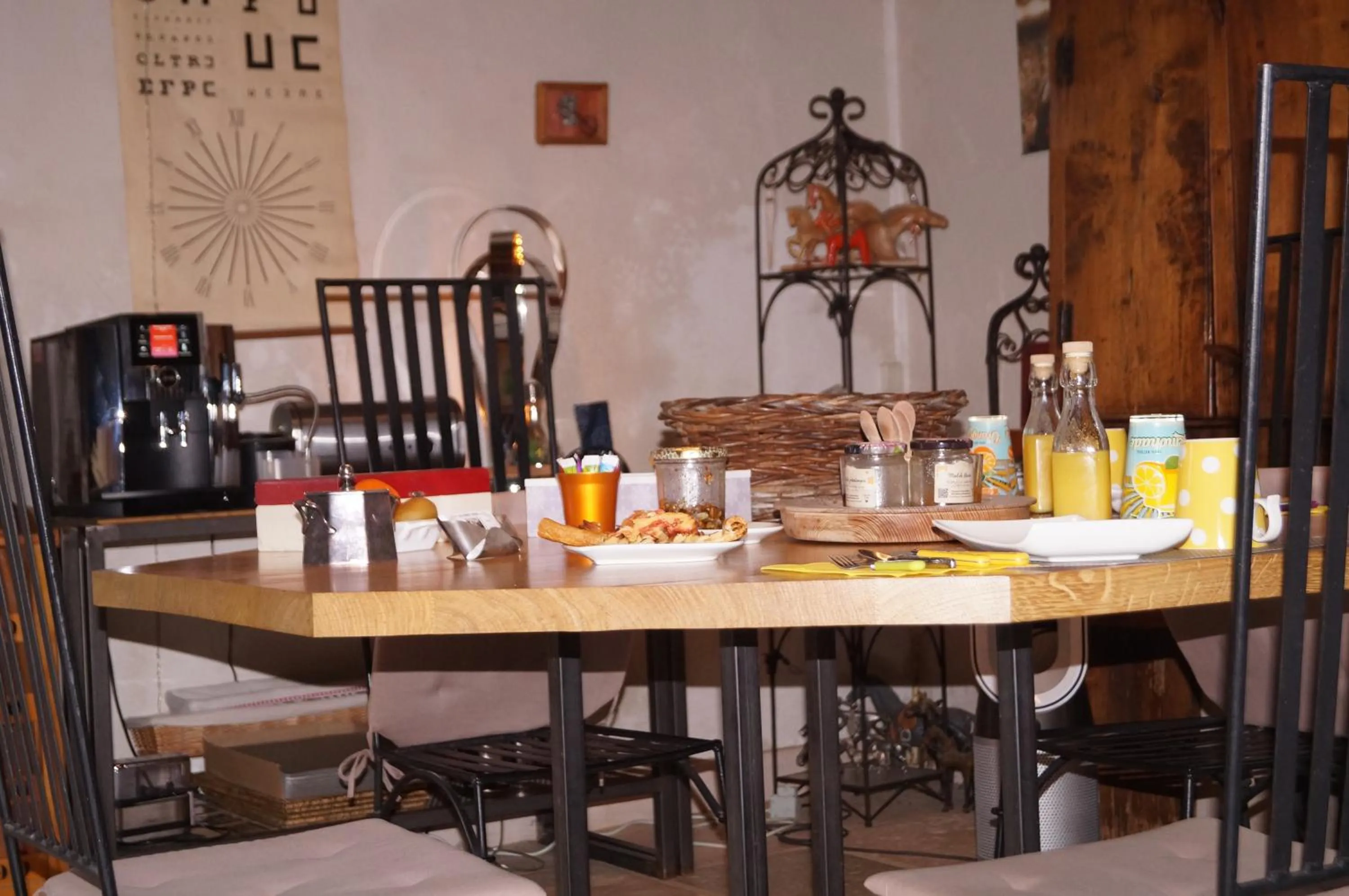 Dining area in Chambre d'Hôtes Familiale la Jument Grise