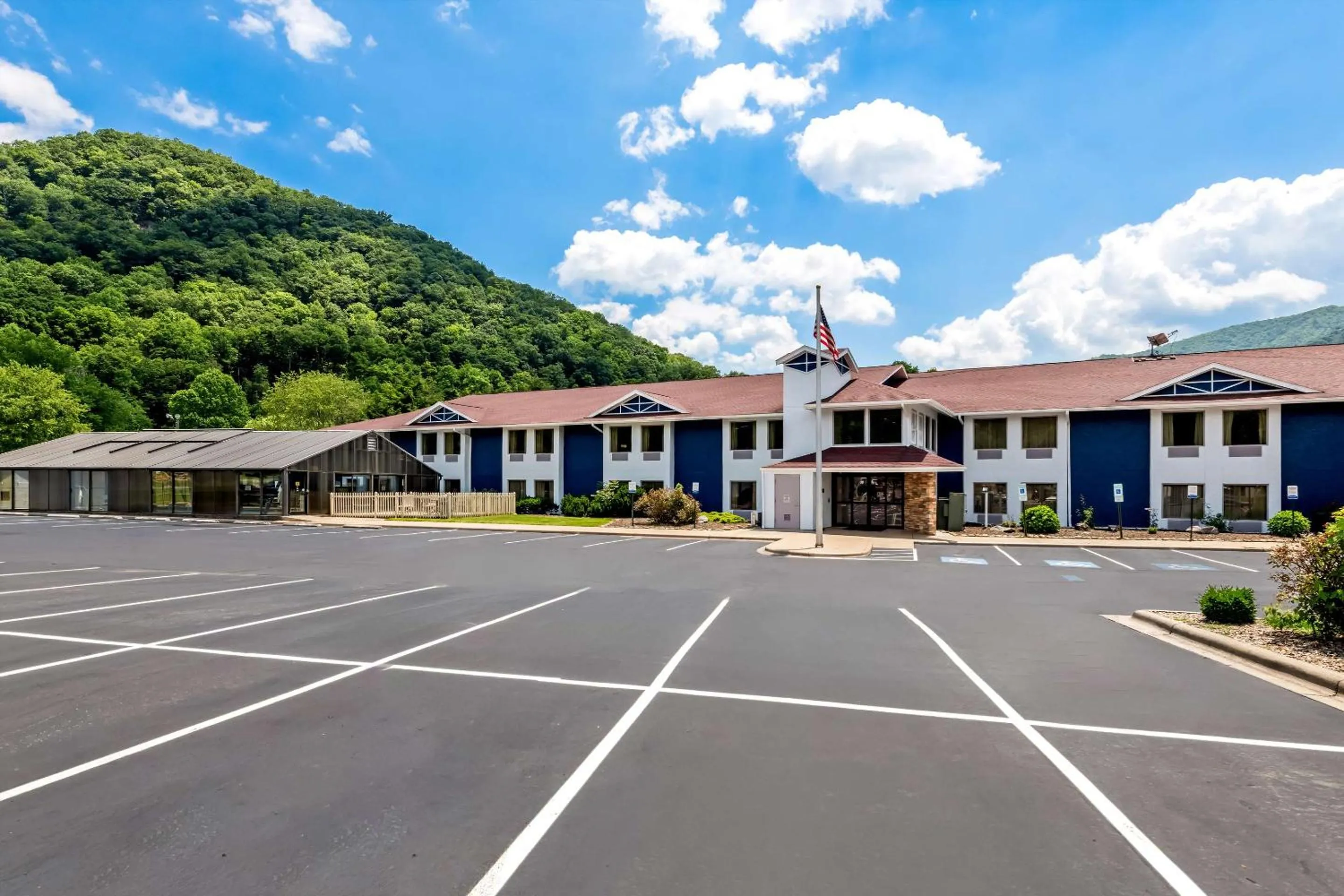 Property building in Comfort Inn near Great Smoky Mountain National Park