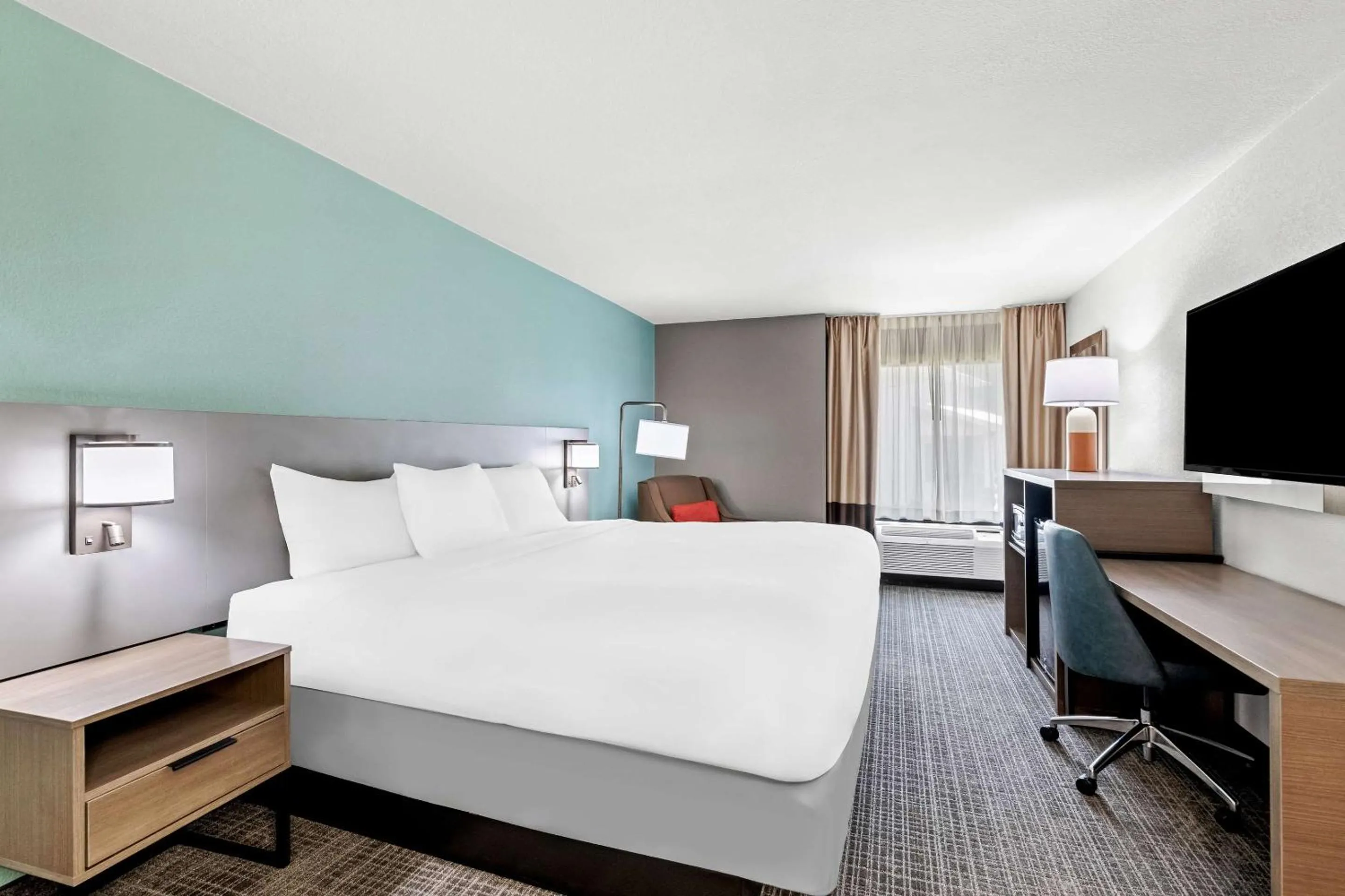 Bedroom, Bed in Comfort Inn near Great Smoky Mountain National Park