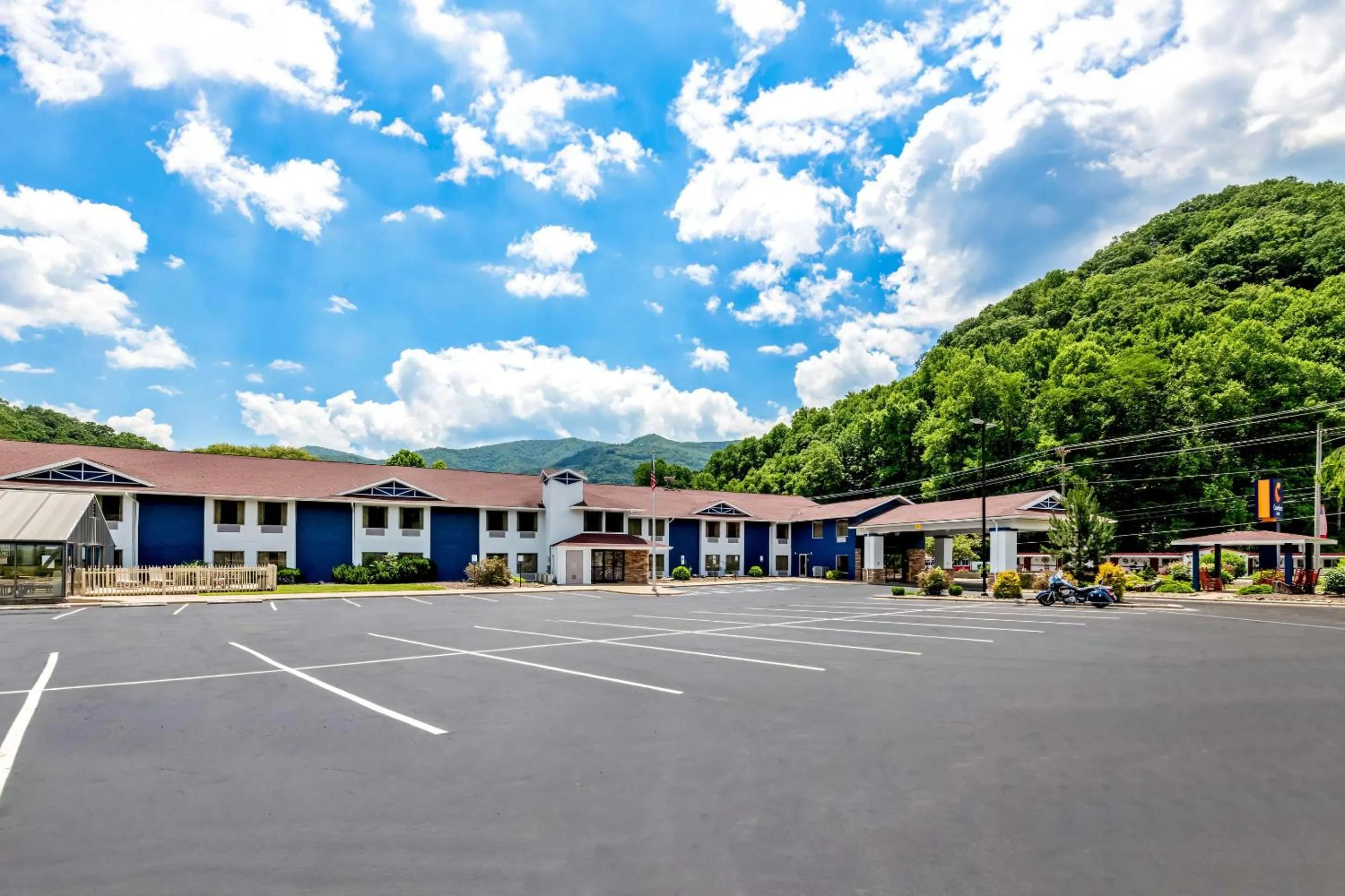 Property building in Comfort Inn near Great Smoky Mountain National Park