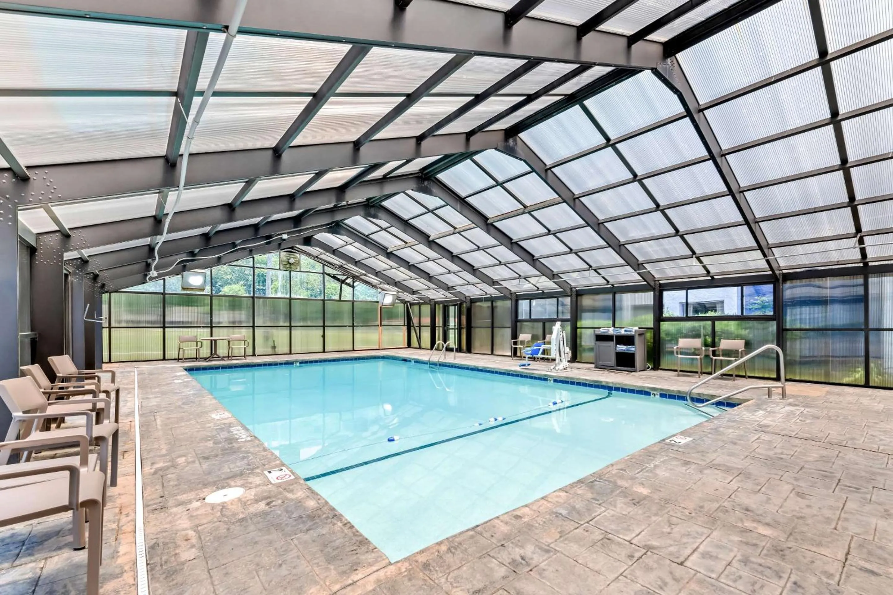 Swimming pool in Comfort Inn near Great Smoky Mountain National Park