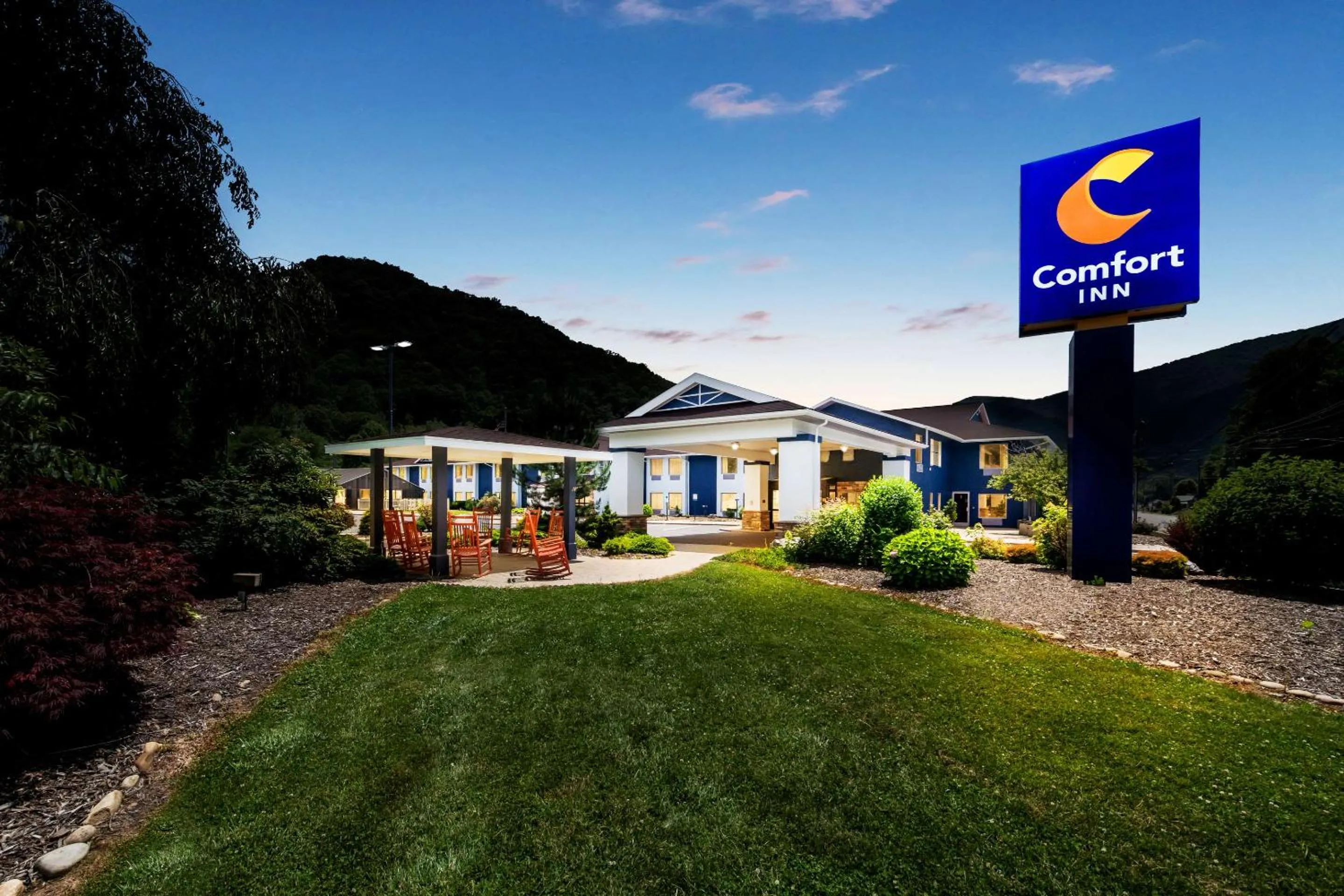 Property building in Comfort Inn near Great Smoky Mountain National Park