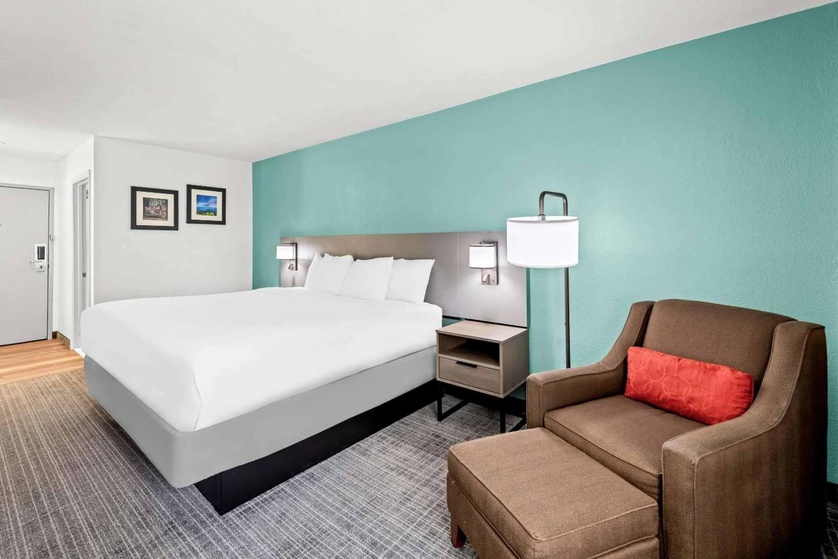 Bedroom, Bed in Comfort Inn near Great Smoky Mountain National Park