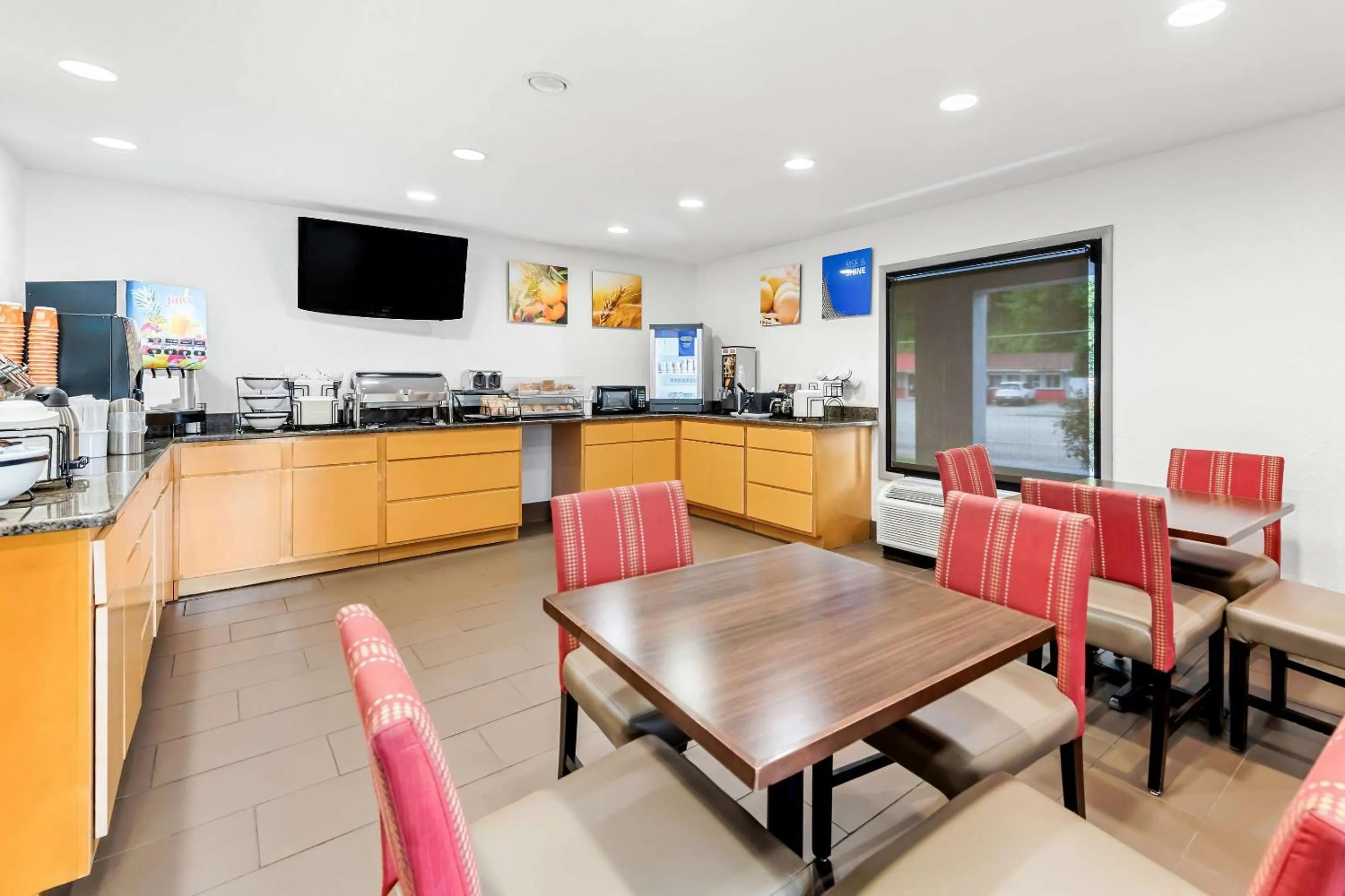 Breakfast in Comfort Inn near Great Smoky Mountain National Park