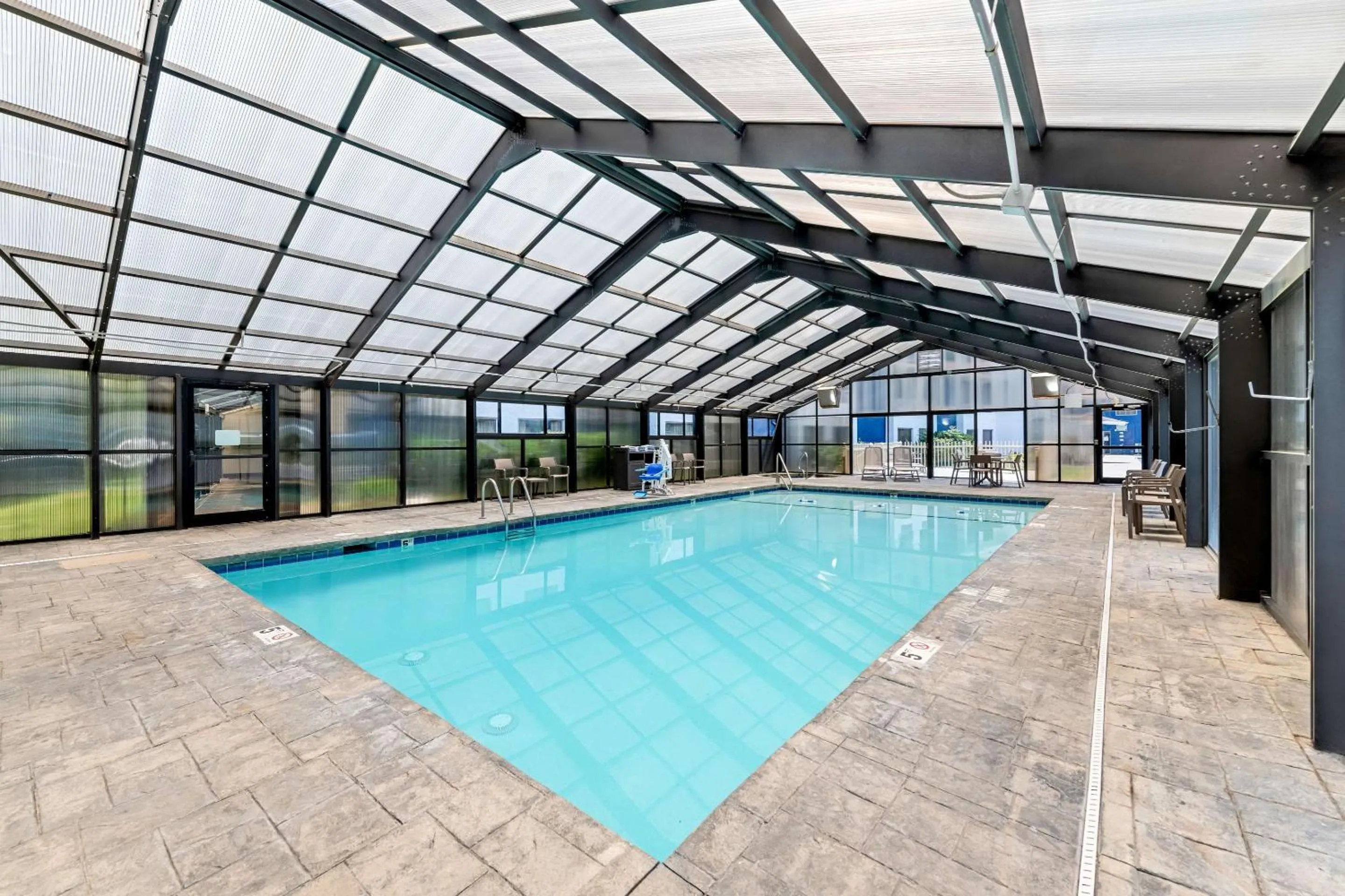 Swimming pool in Comfort Inn near Great Smoky Mountain National Park