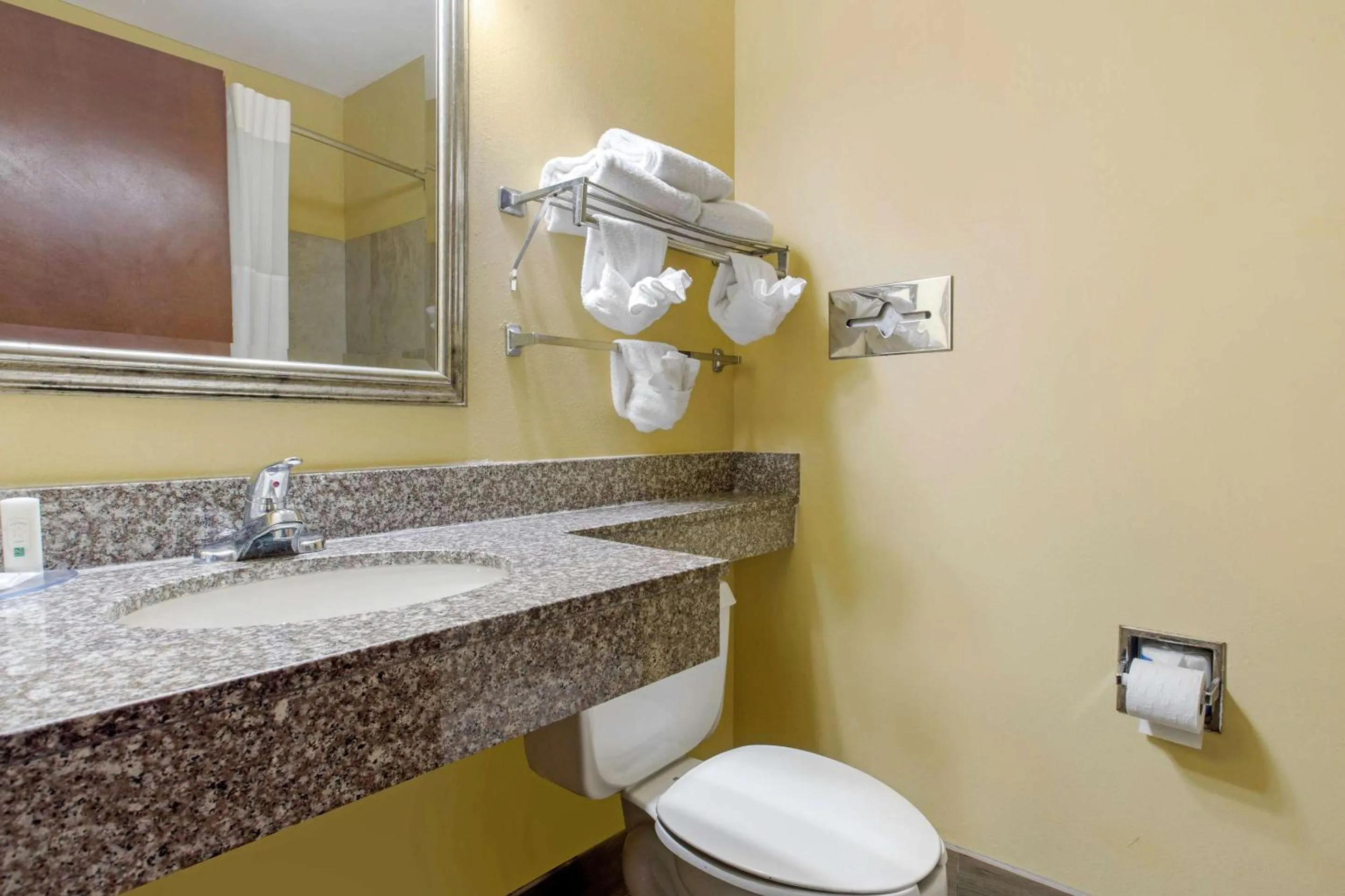 Bedroom in Quality Inn Williamston