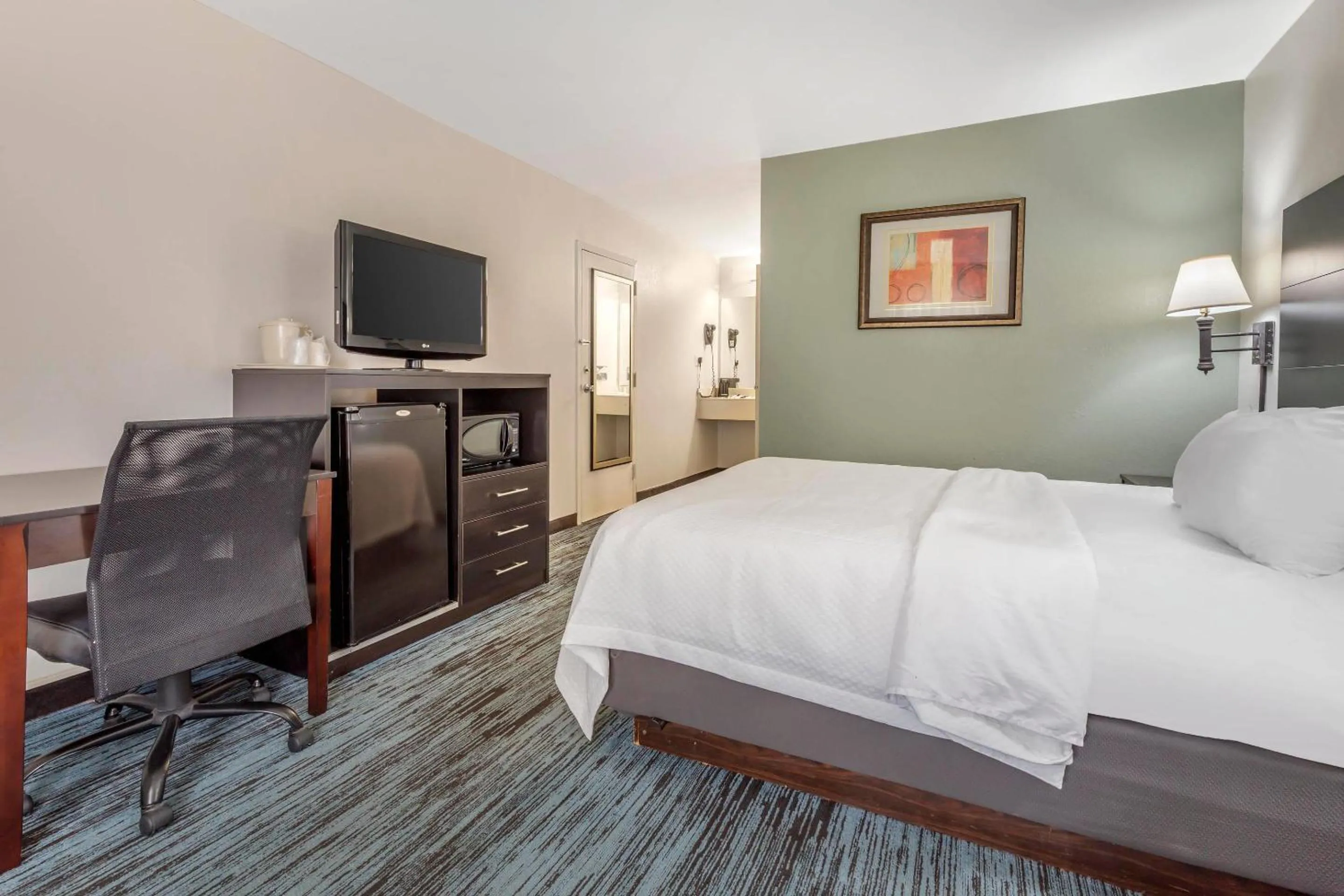 Bedroom, Bed in Quality Inn Mount Airy Mayberry