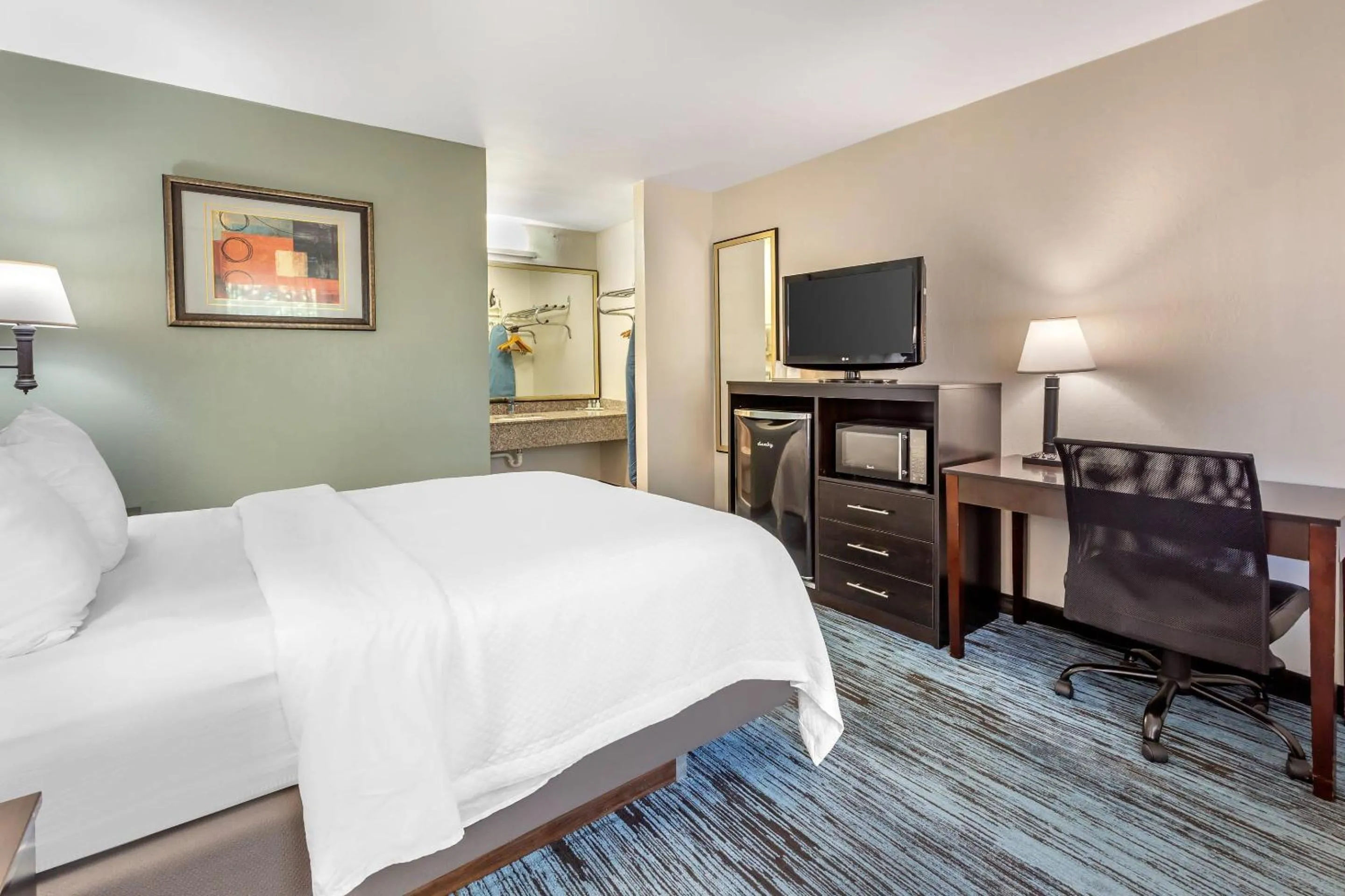 Bedroom, Bed in Quality Inn Mount Airy Mayberry