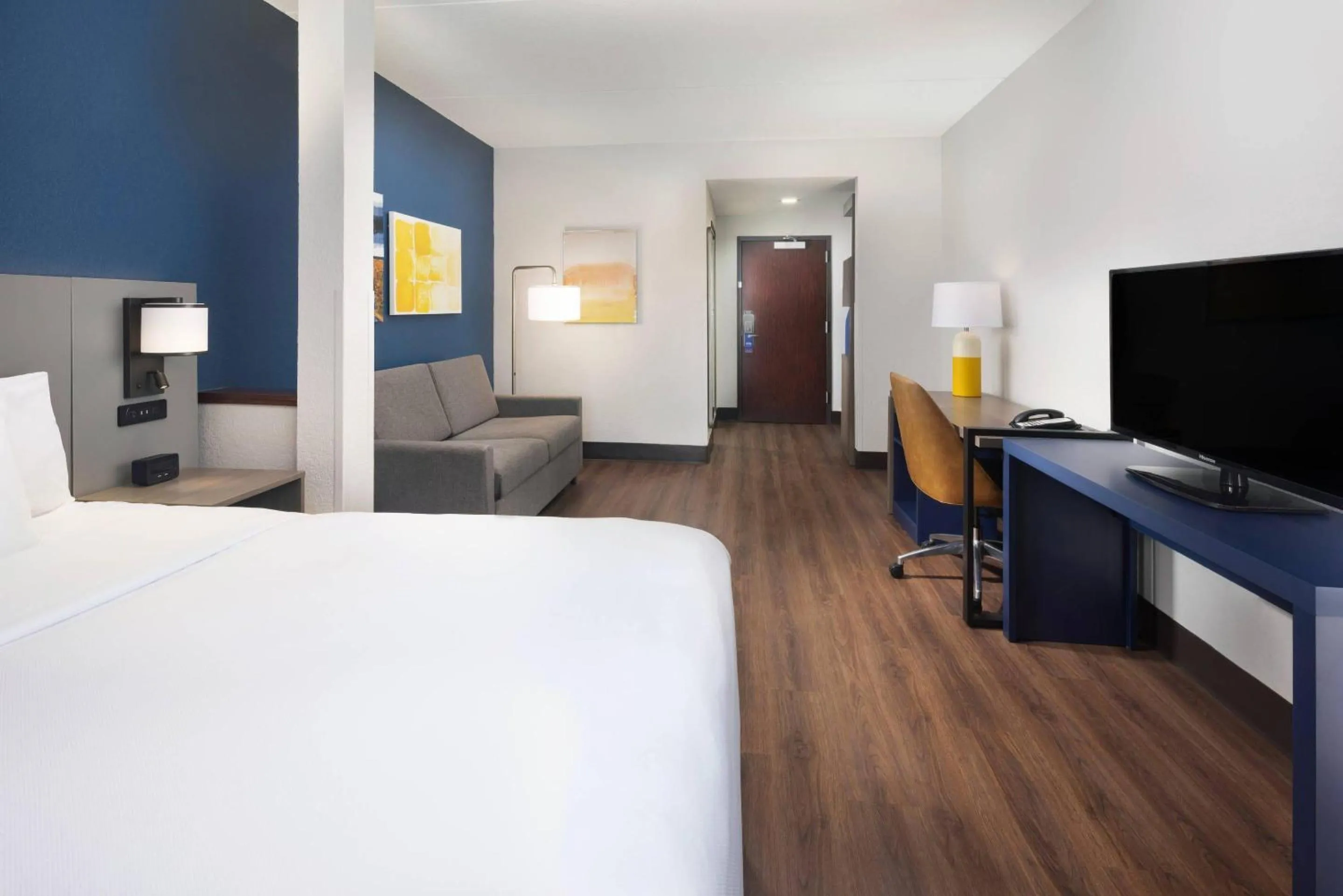 Bedroom, Bed in Comfort Suites Outlet Center