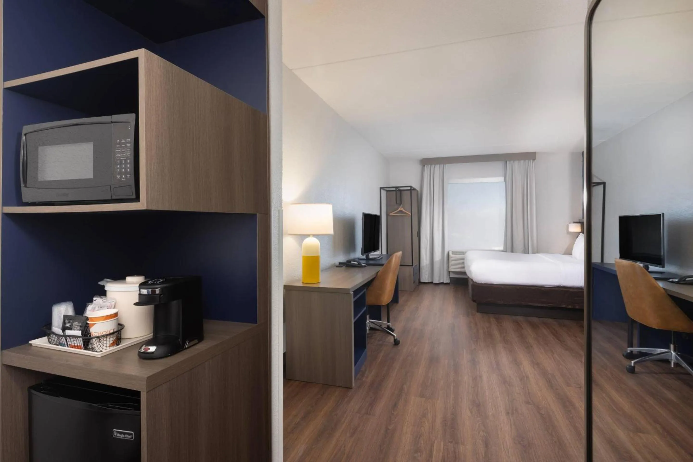 Bedroom, Bed in Comfort Suites Outlet Center