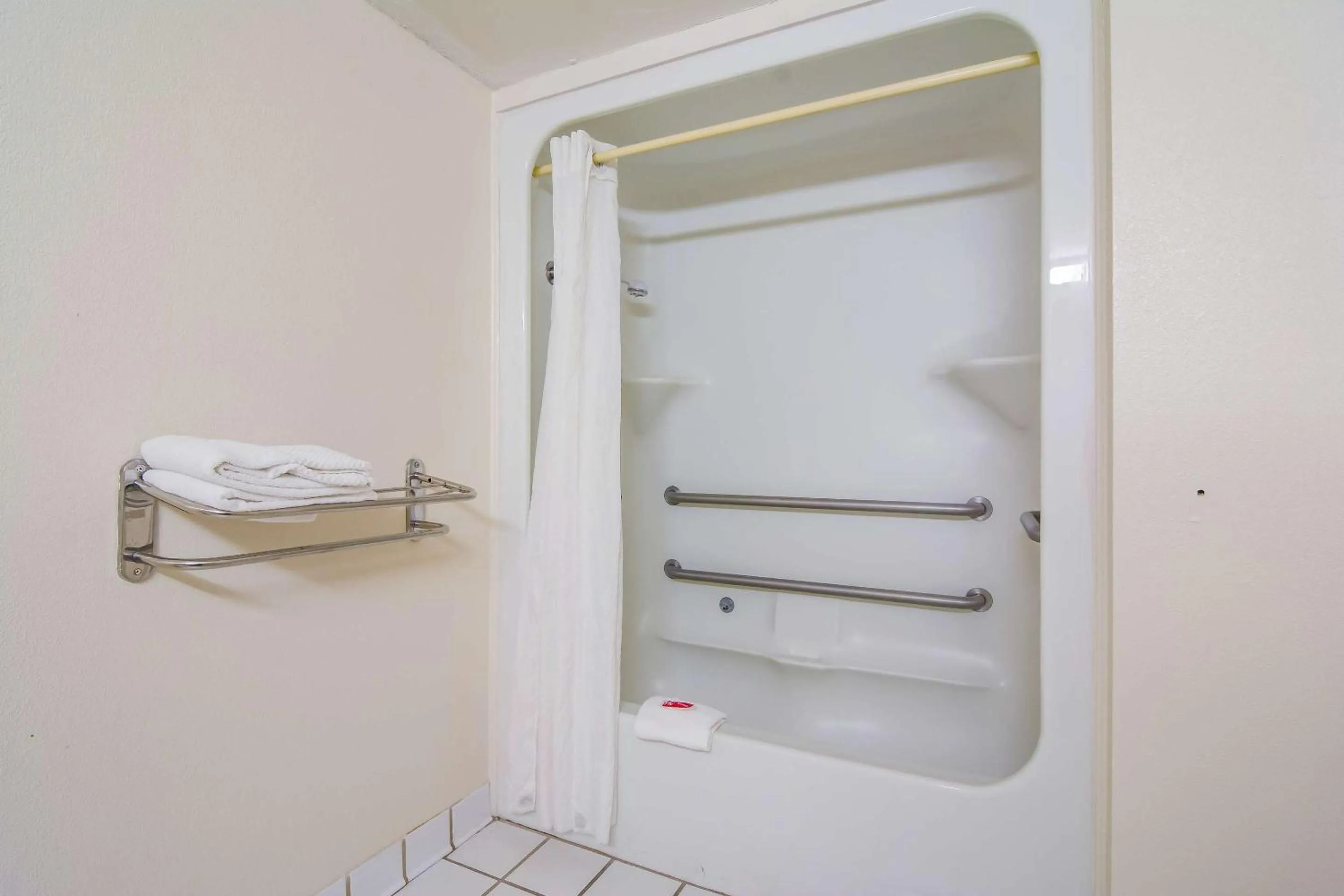 Bedroom in Econo Lodge Garner - Raleigh