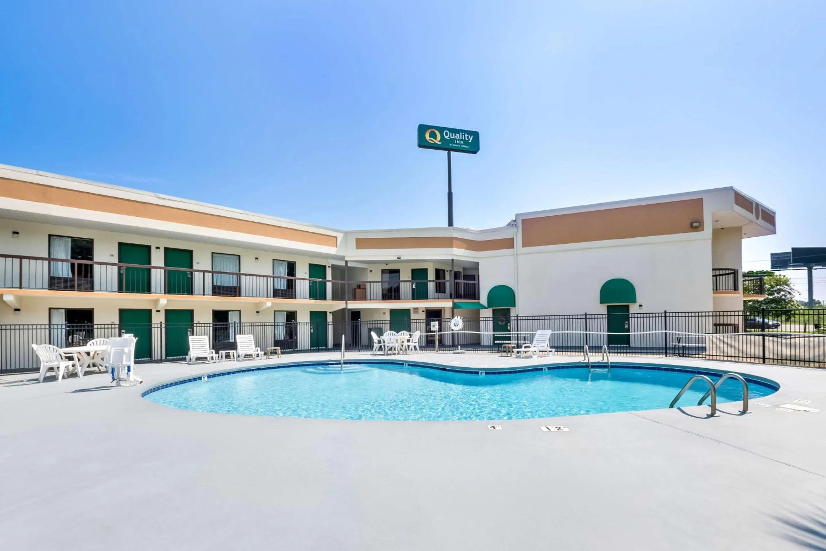 Swimming pool in Quality Inn Selma - Smithfield