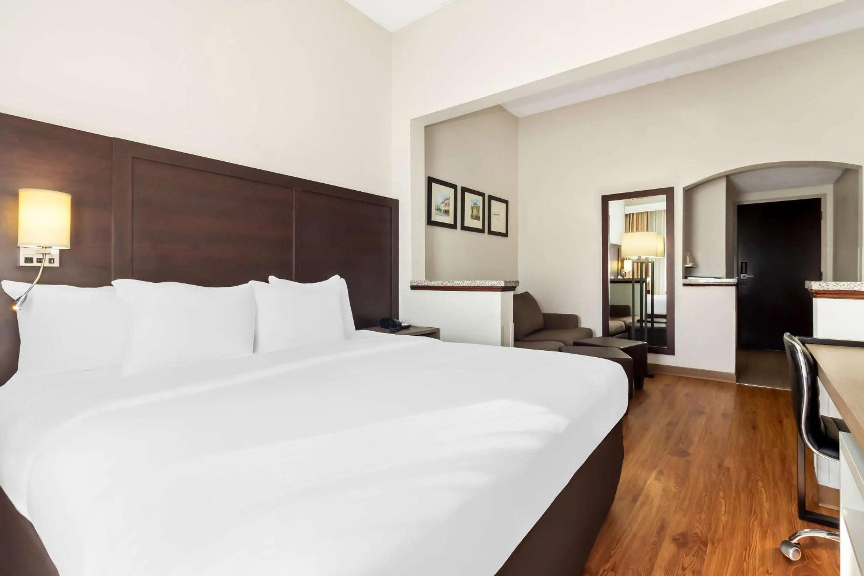 Bedroom, Bed in Comfort Suites Lumberton North