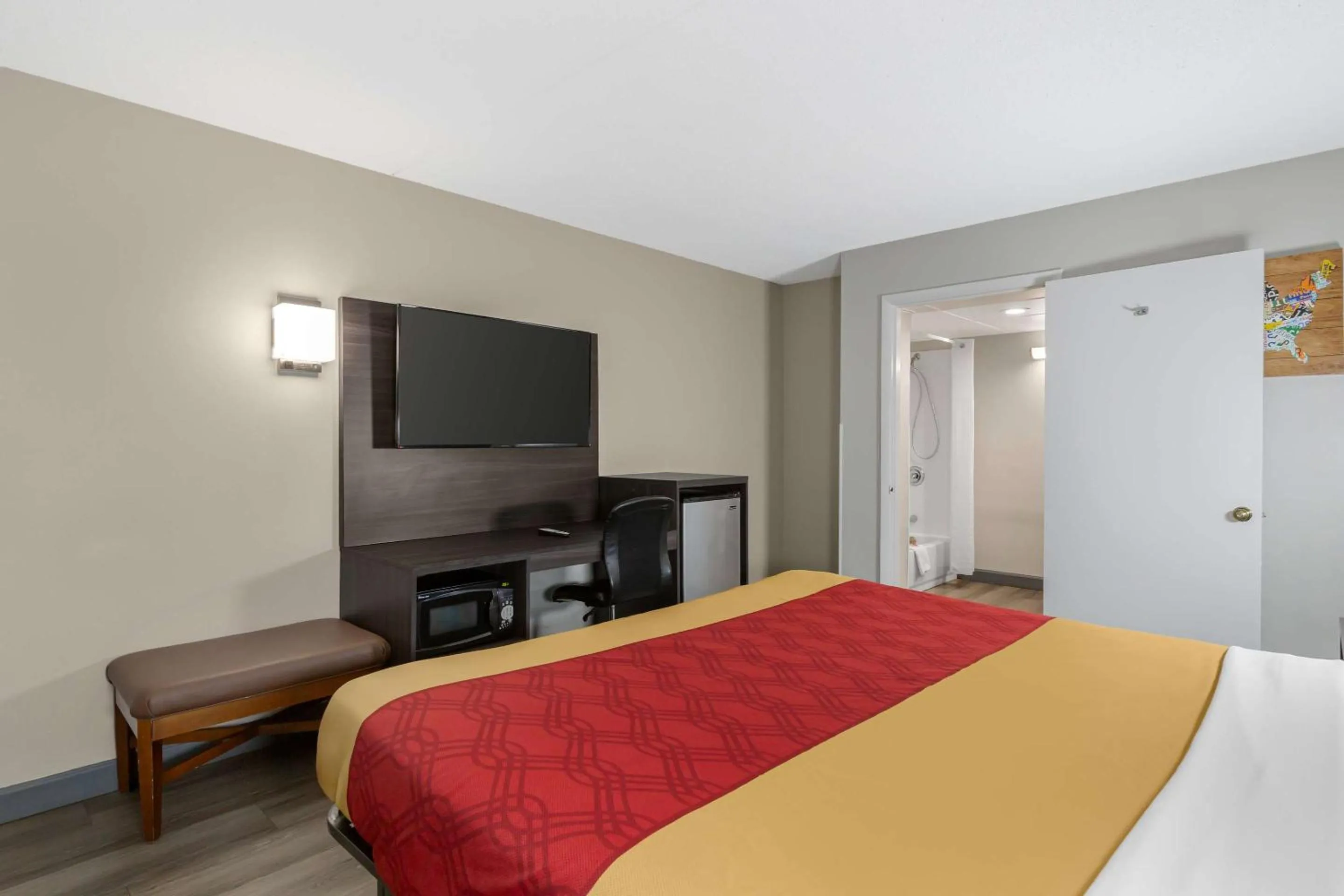 Bedroom, Bed in Econo Lodge