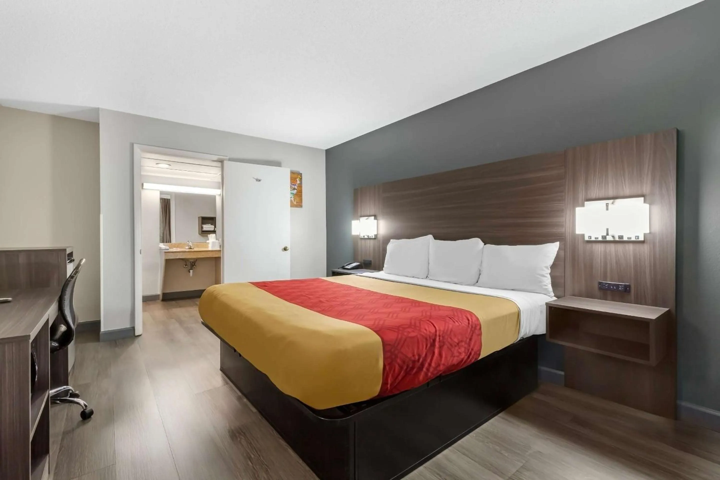 Bedroom, Bed in Econo Lodge