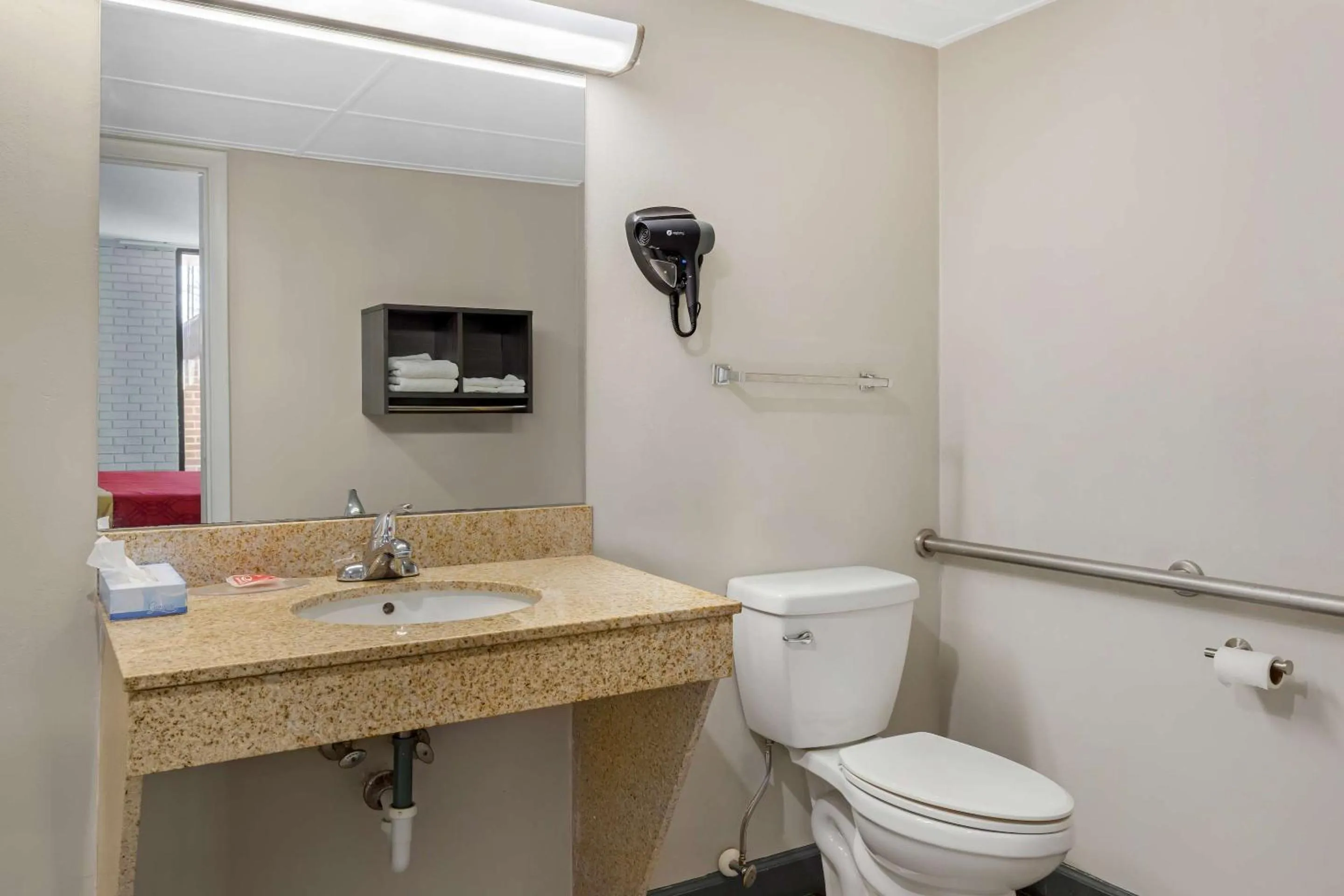 Bedroom in Econo Lodge