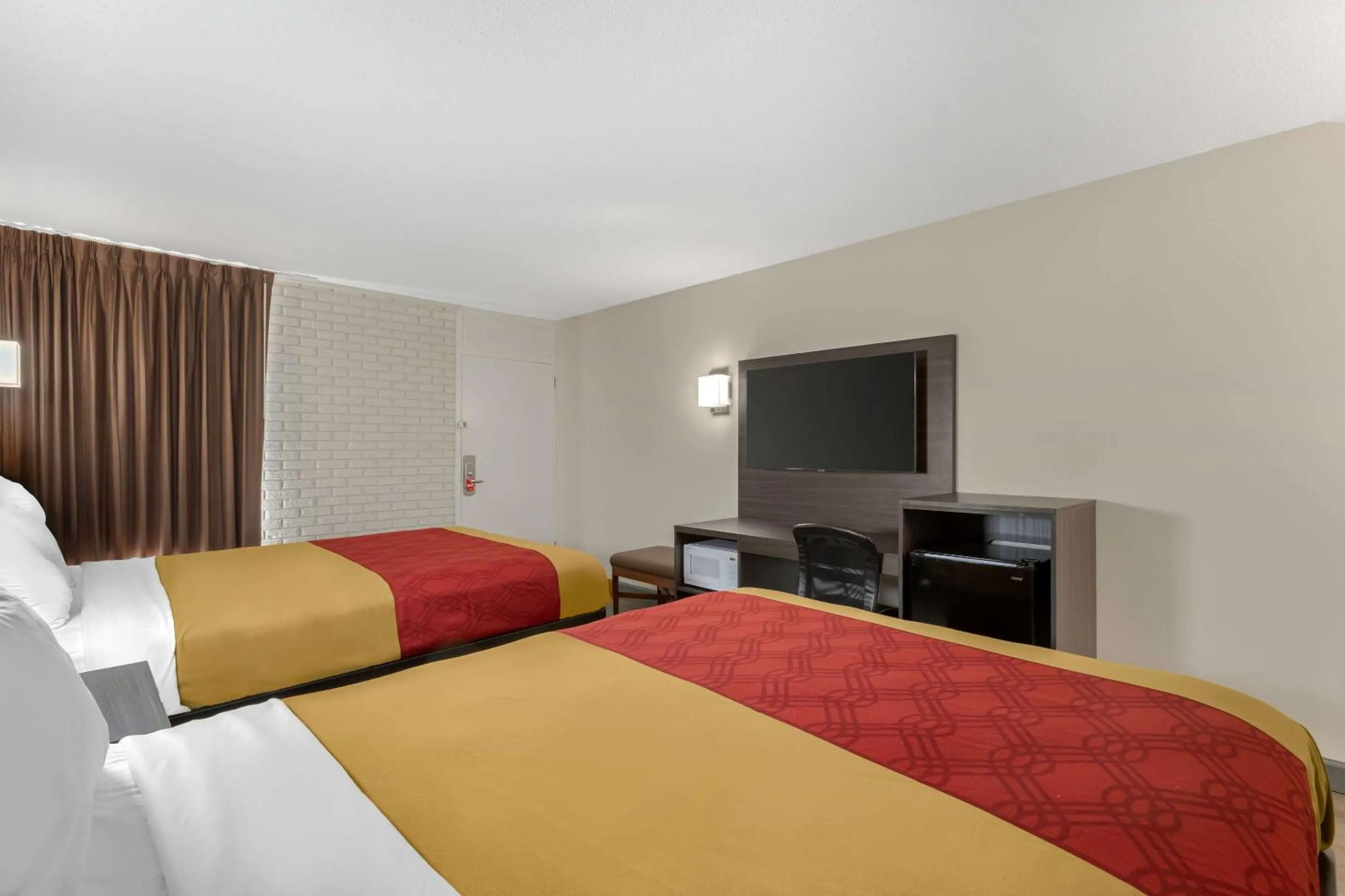 Bedroom, Bed in Econo Lodge