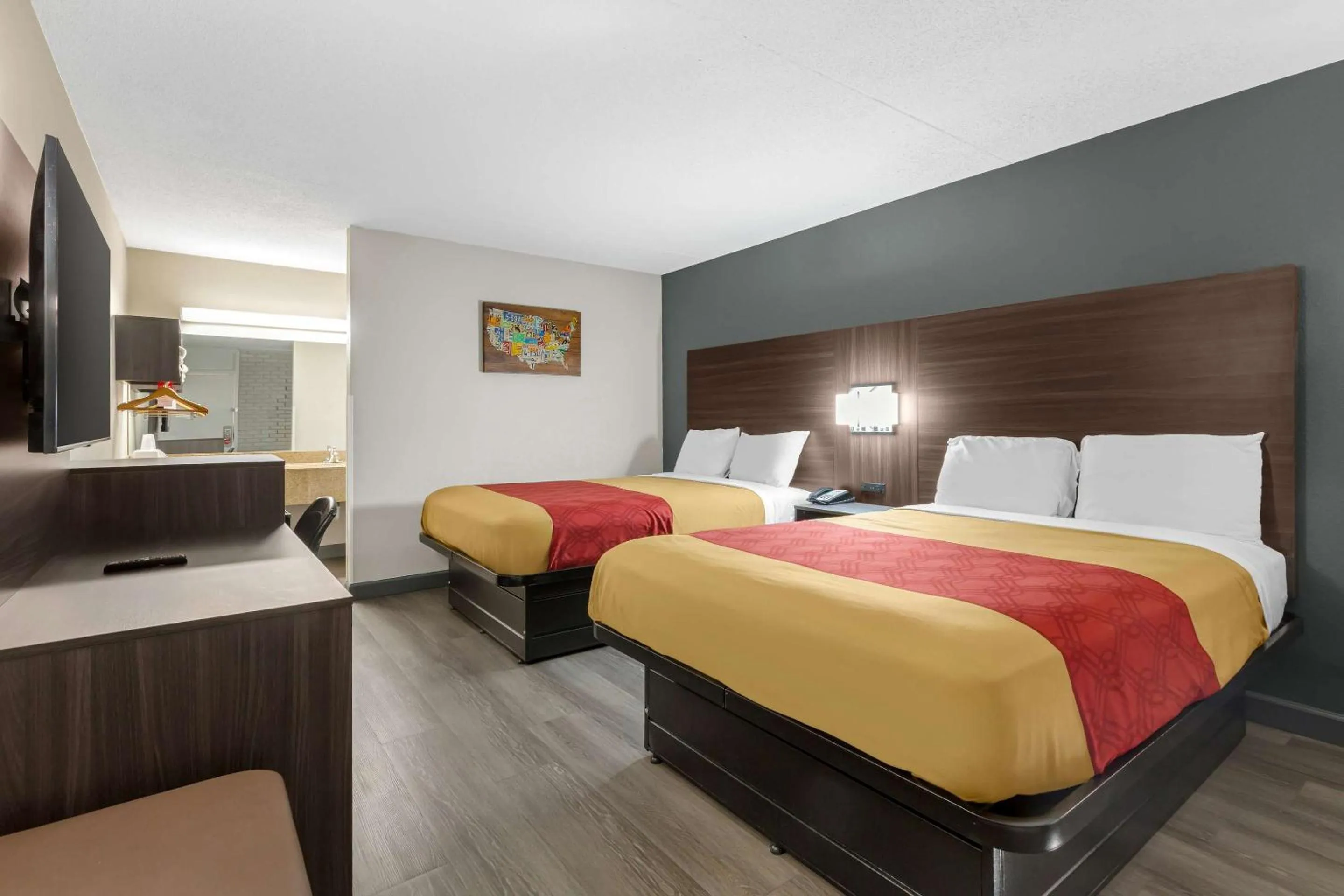 Bedroom, Bed in Econo Lodge