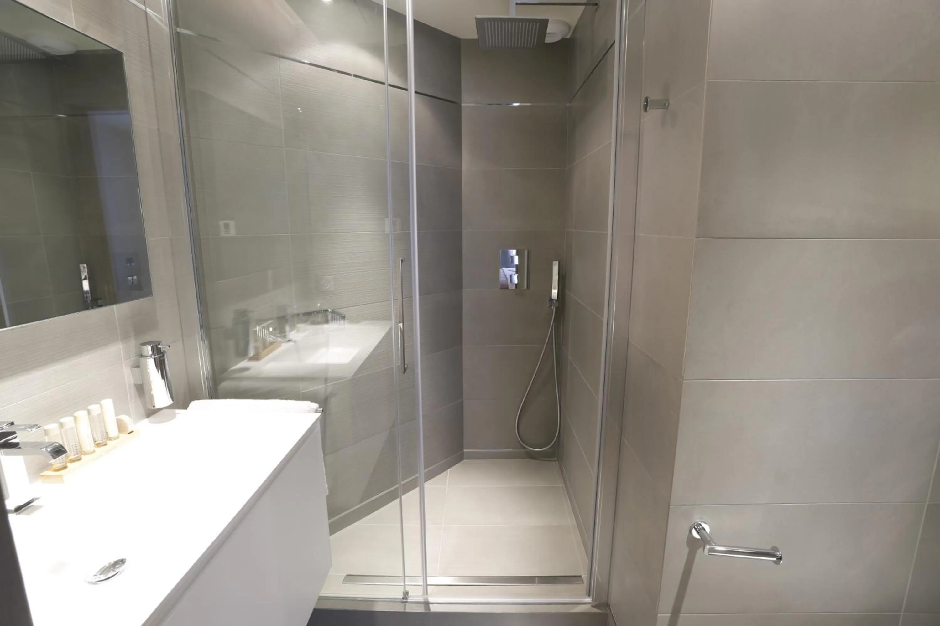 Bathroom in Hôtel Roi de Sicile - Rivoli