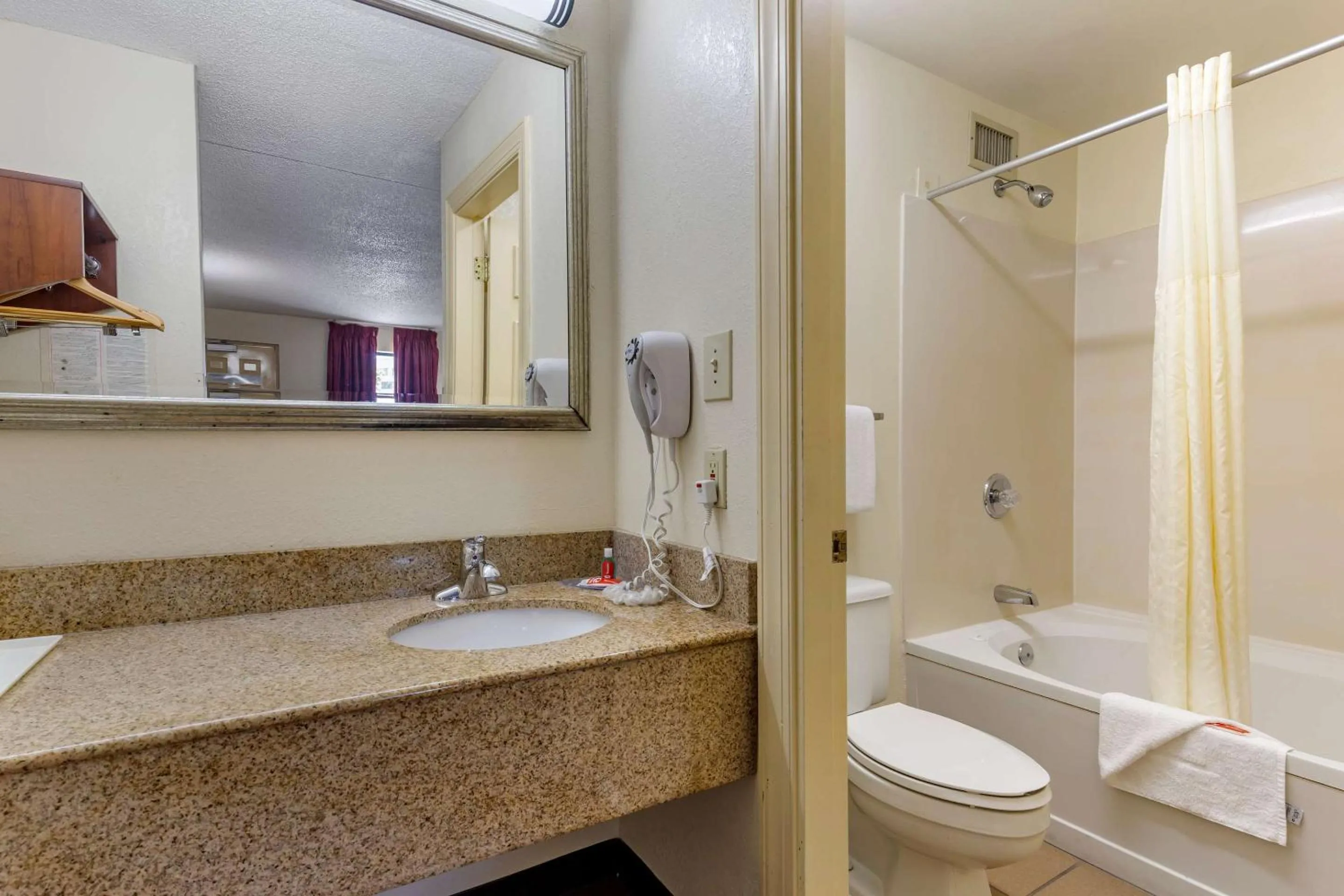 Bedroom in Econo Lodge Fayetteville I-95