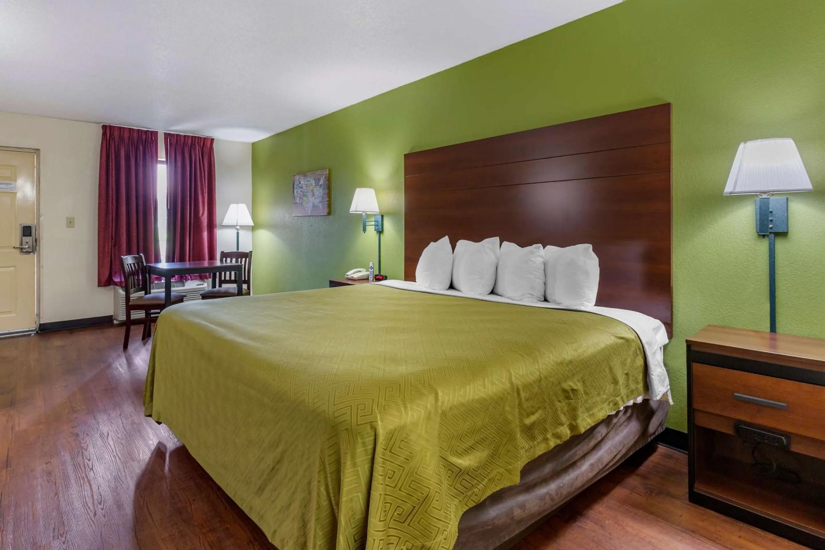 Bedroom, Bed in Econo Lodge Fayetteville I-95