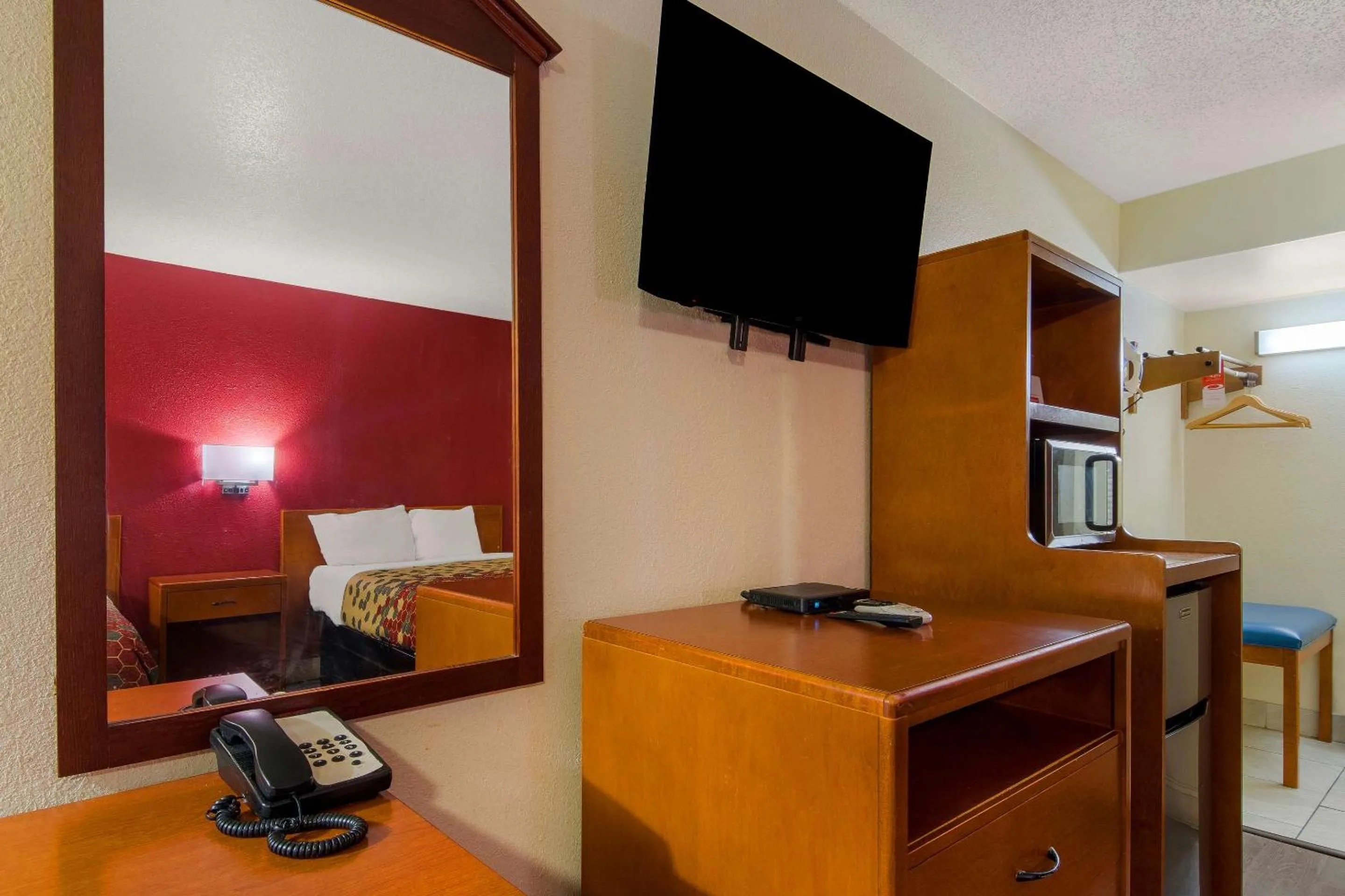 Bedroom, Bed in Econo Lodge Goldsboro Hwy 70