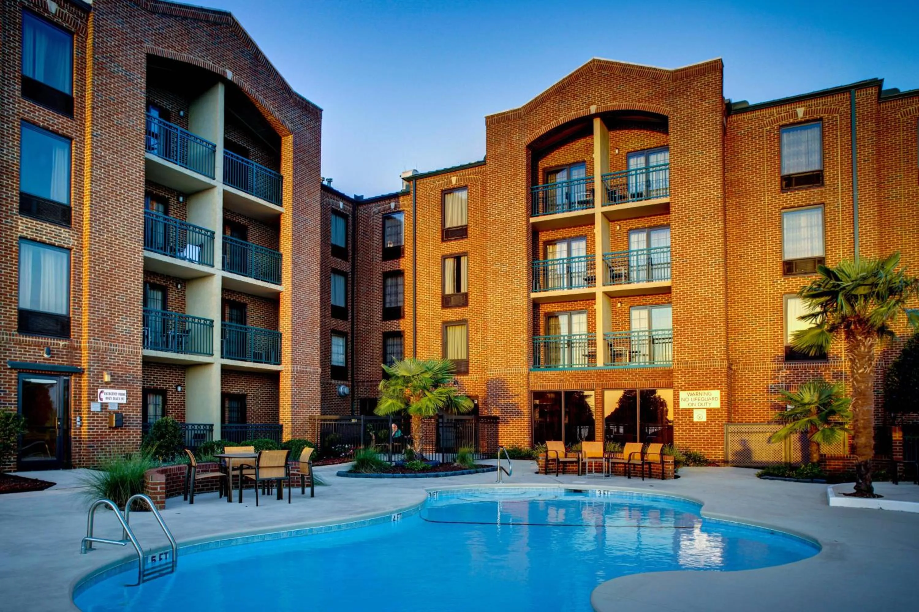 Swimming pool in Courtyard by Marriott New Bern