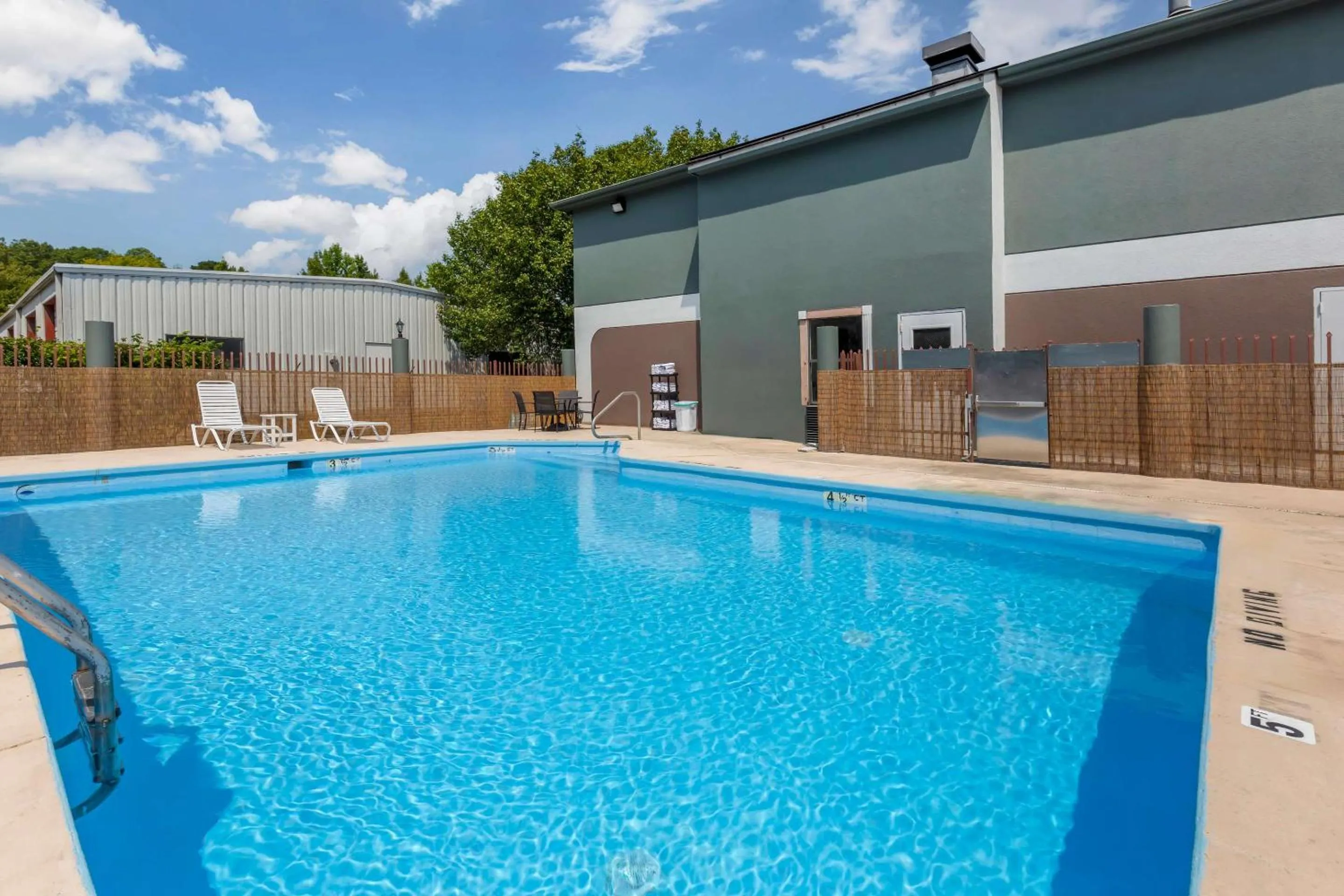 Swimming pool in Quality Inn Washington NC