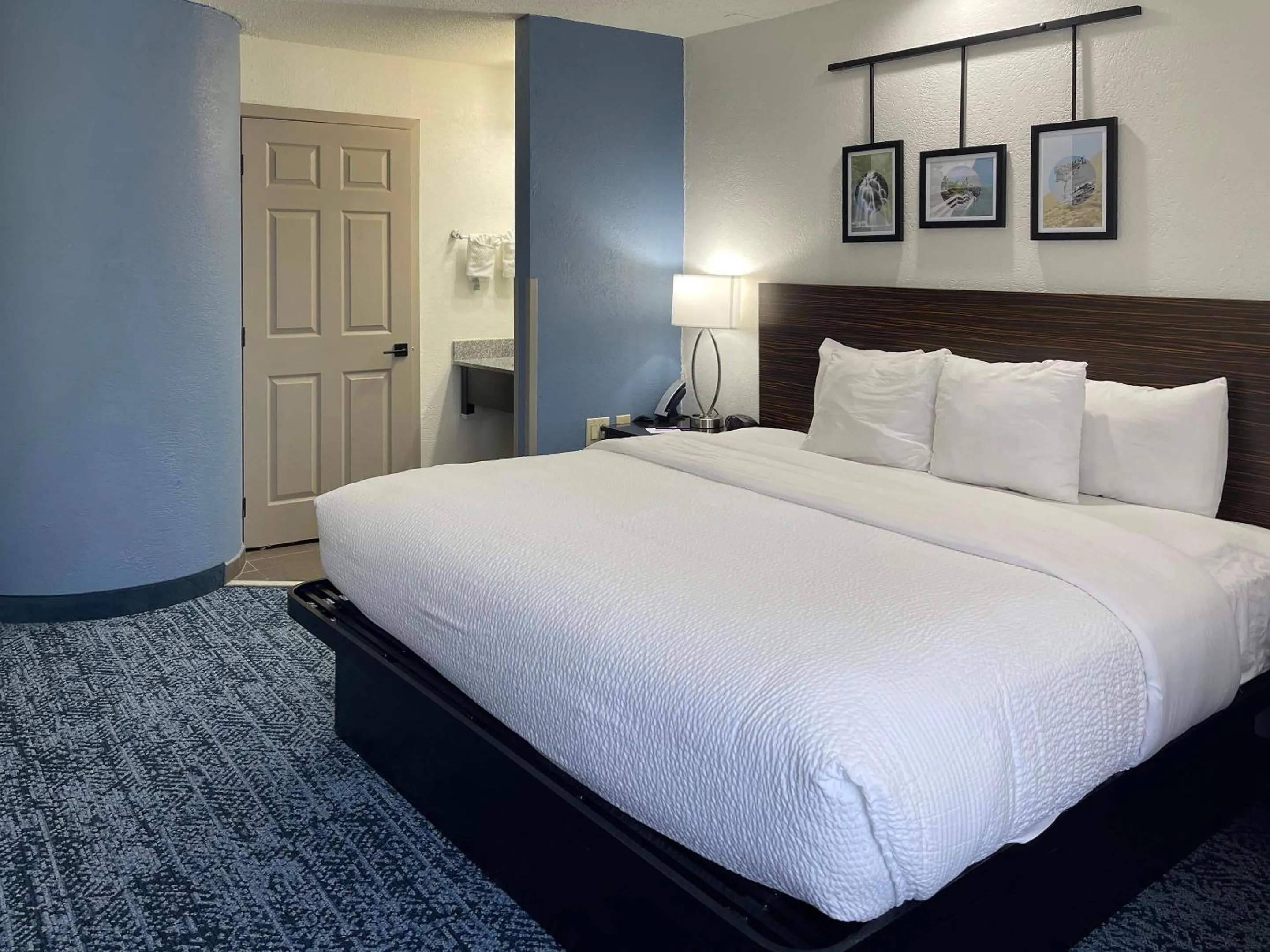 Bedroom, Bed in Sleep Inn Hanes Mall