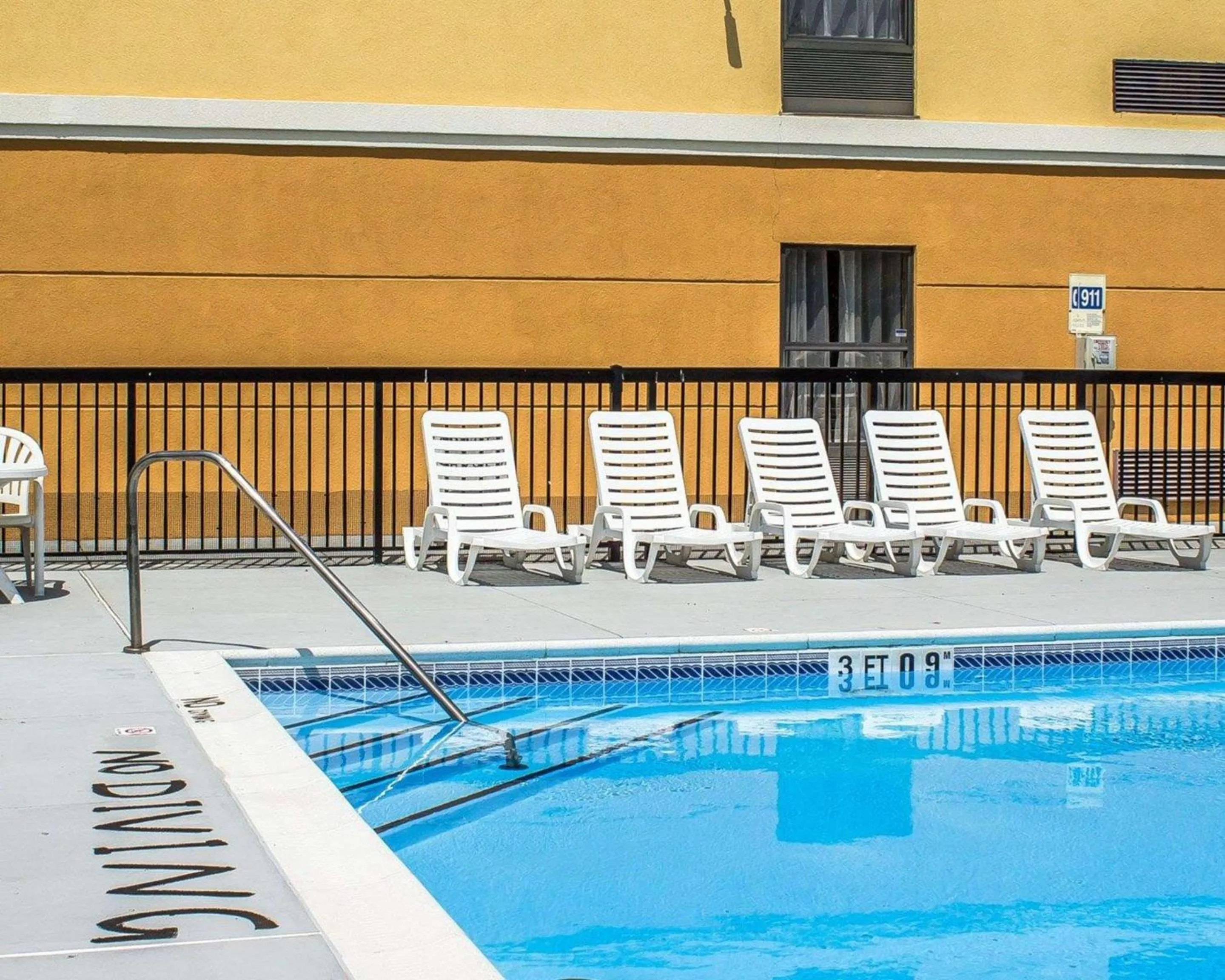 Swimming pool in Comfort Inn Dunn near I-95