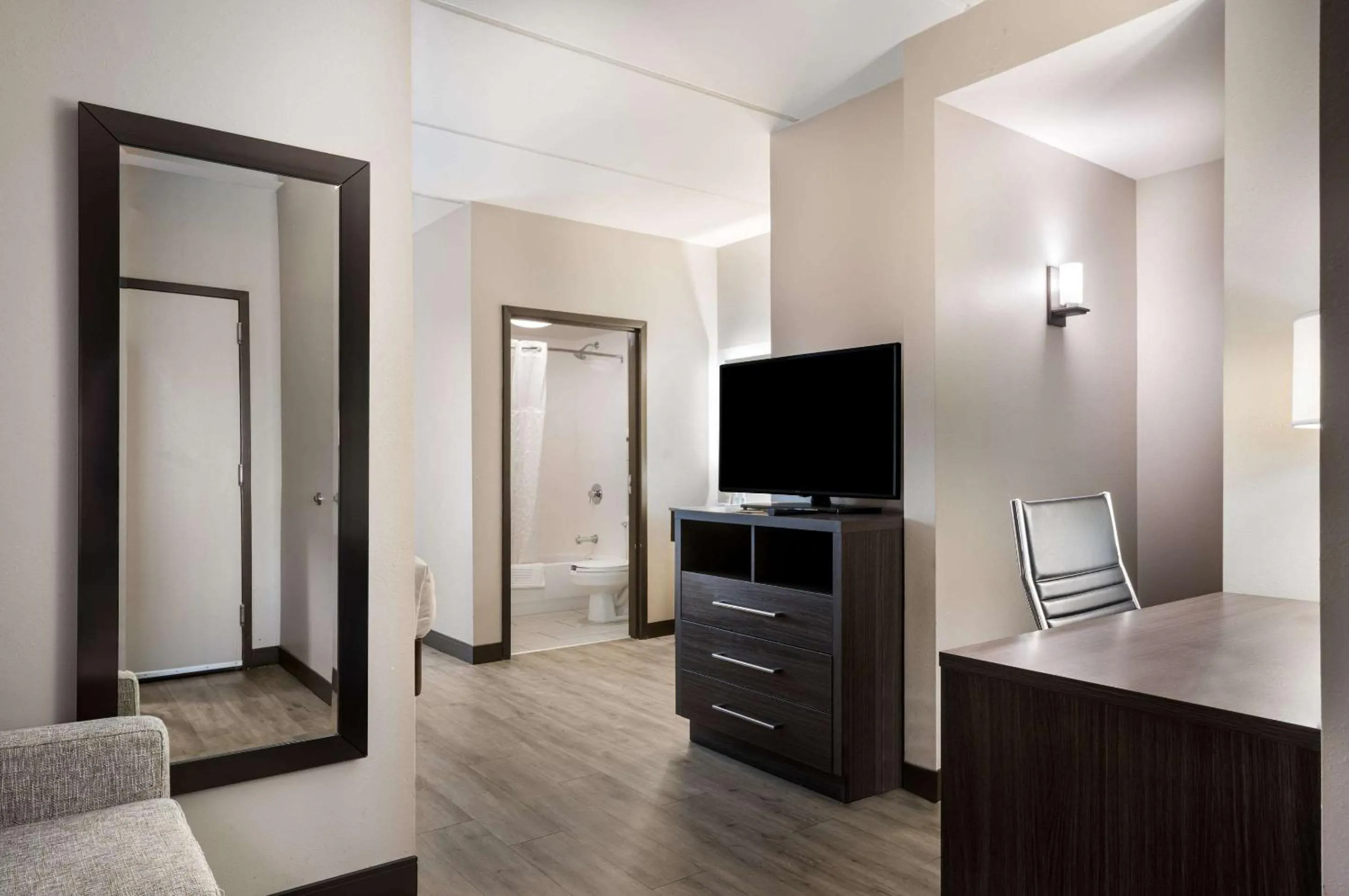 Bedroom in Comfort Suites Northlake