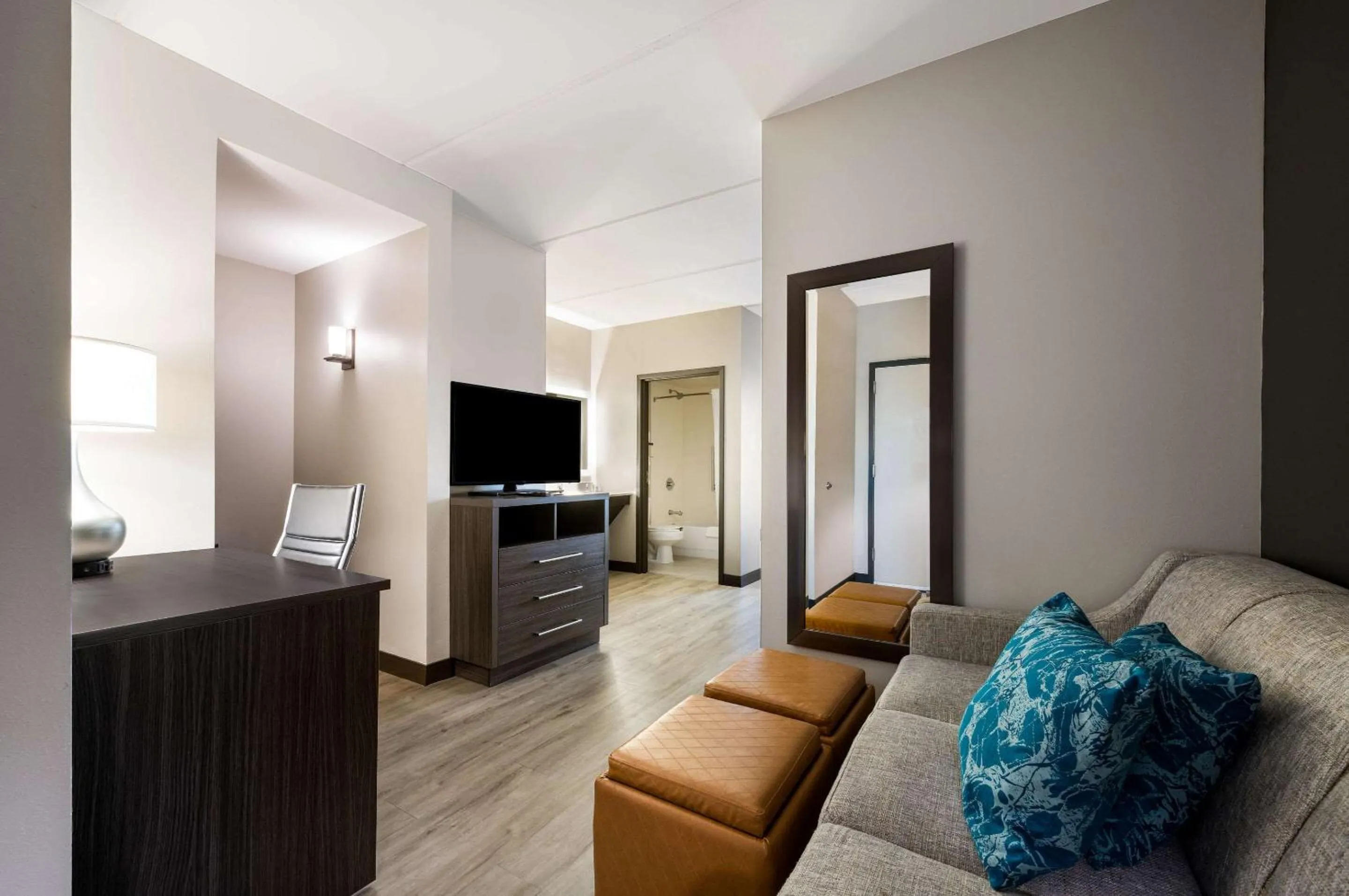 Bedroom in Comfort Suites Northlake