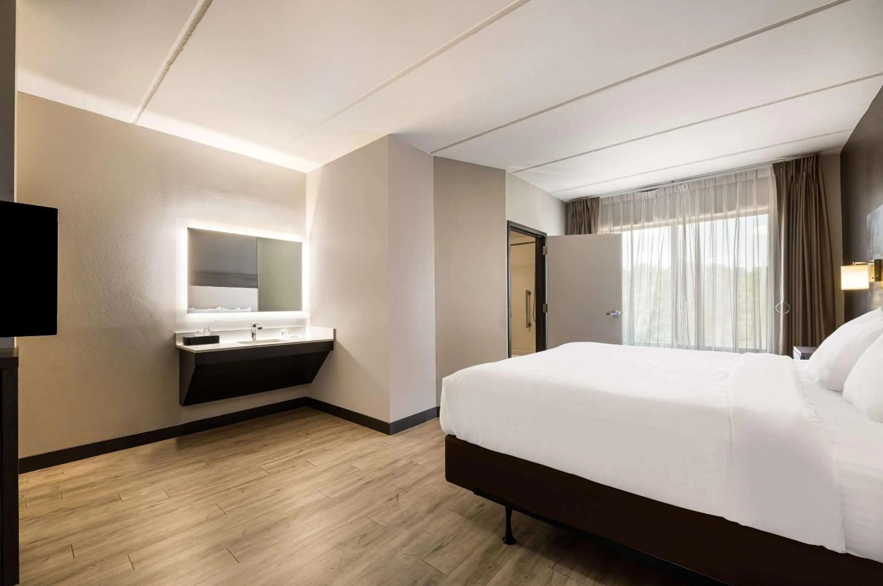 Bedroom, Bed in Comfort Suites Northlake