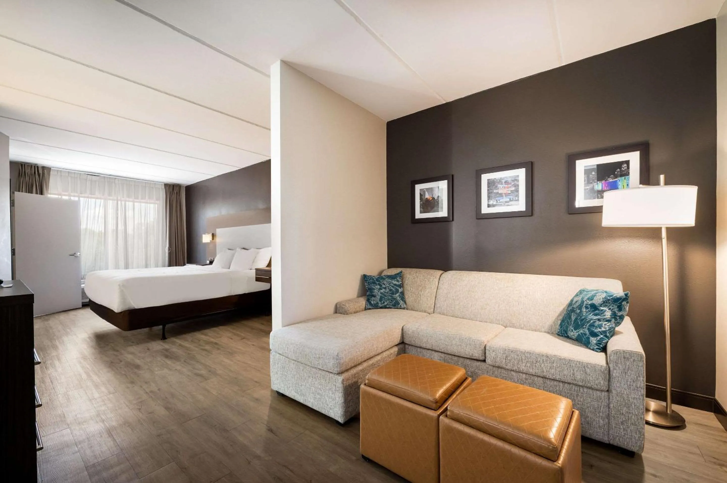 Bedroom, Bed in Comfort Suites Northlake