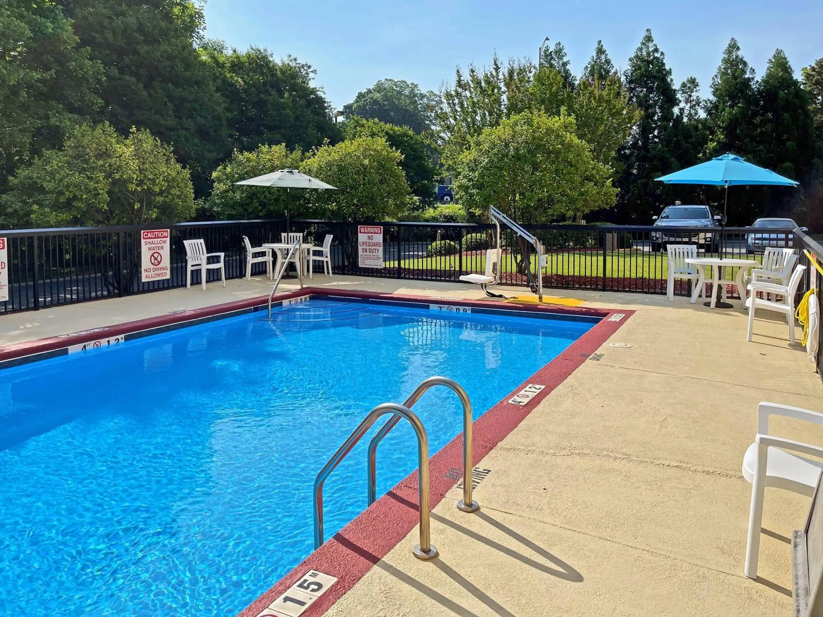 Swimming pool in Comfort Suites Salisbury I-85
