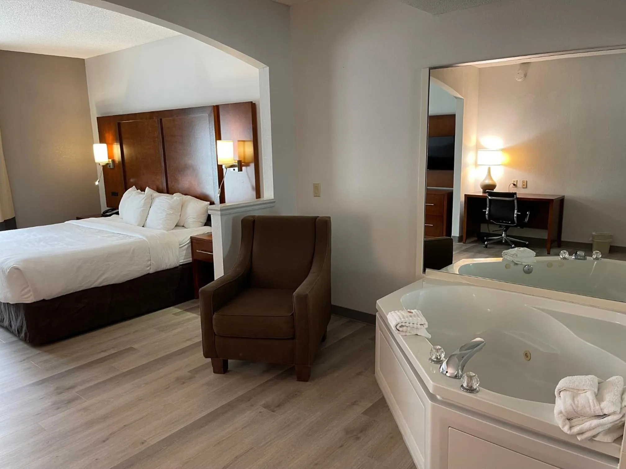 Hot Tub, Bed in Comfort Suites Salisbury I-85