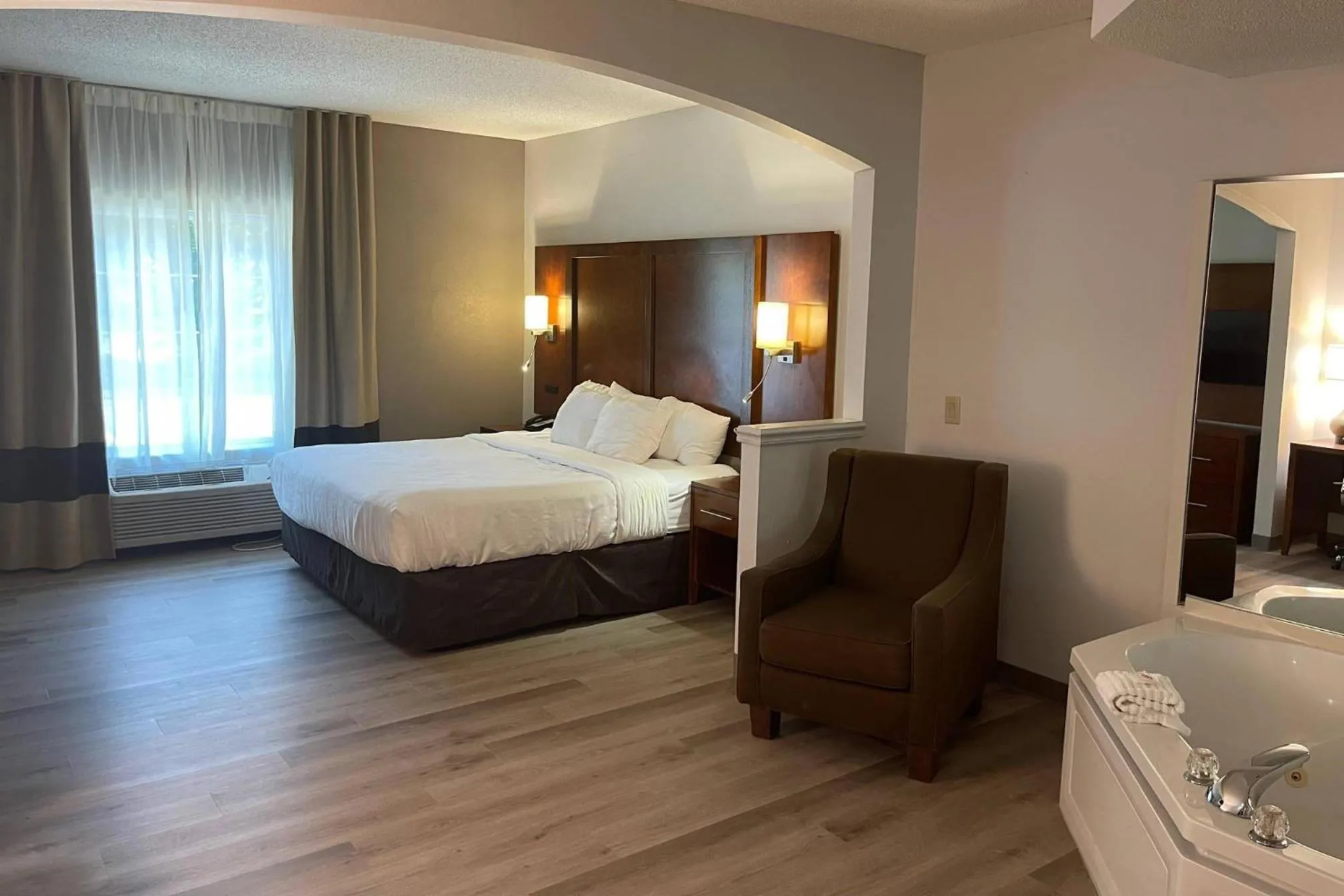 Bedroom, Bed in Comfort Suites Salisbury I-85