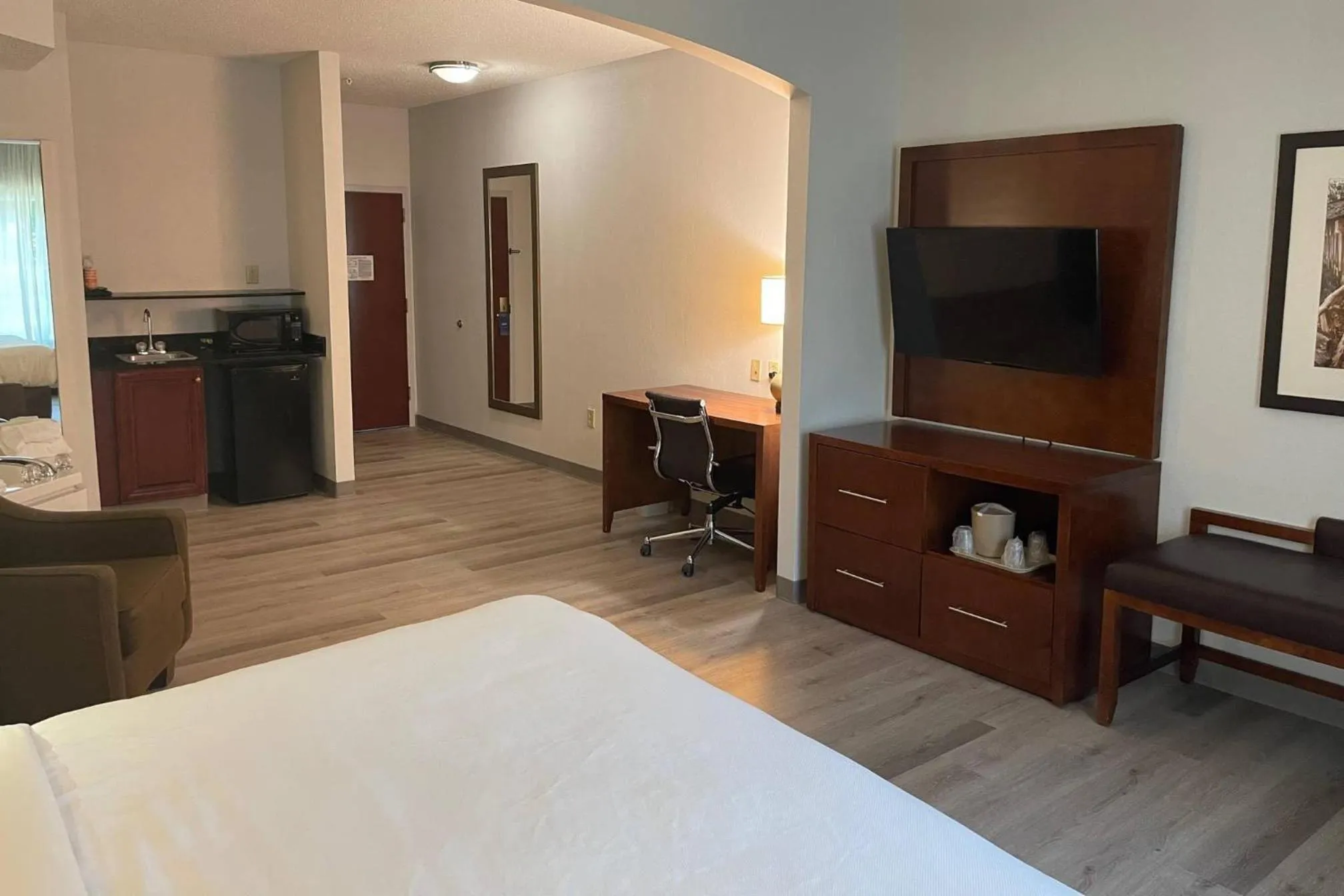Bedroom, Bed in Comfort Suites Salisbury I-85