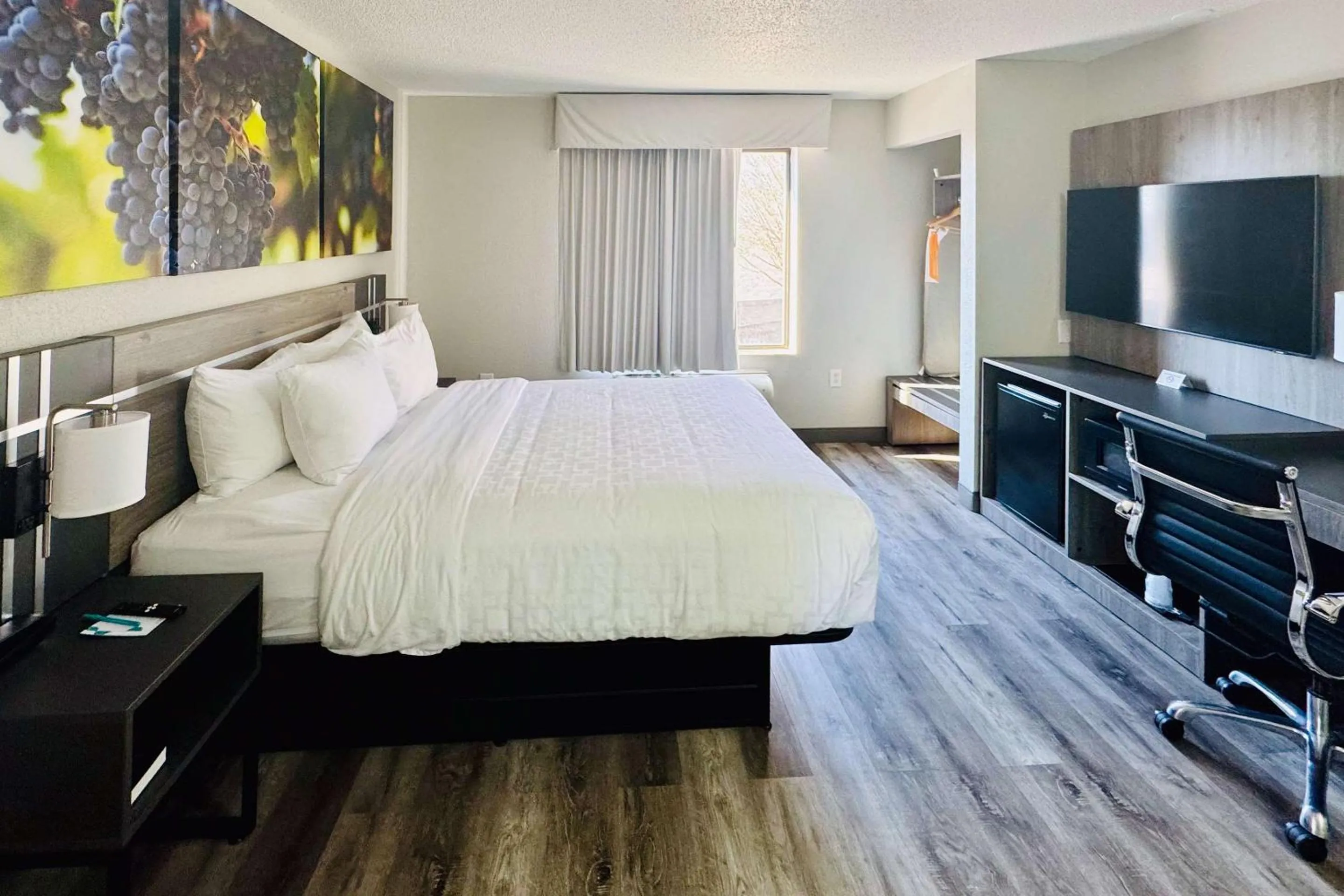 Bedroom, Bed in Clarion Pointe Albemarle