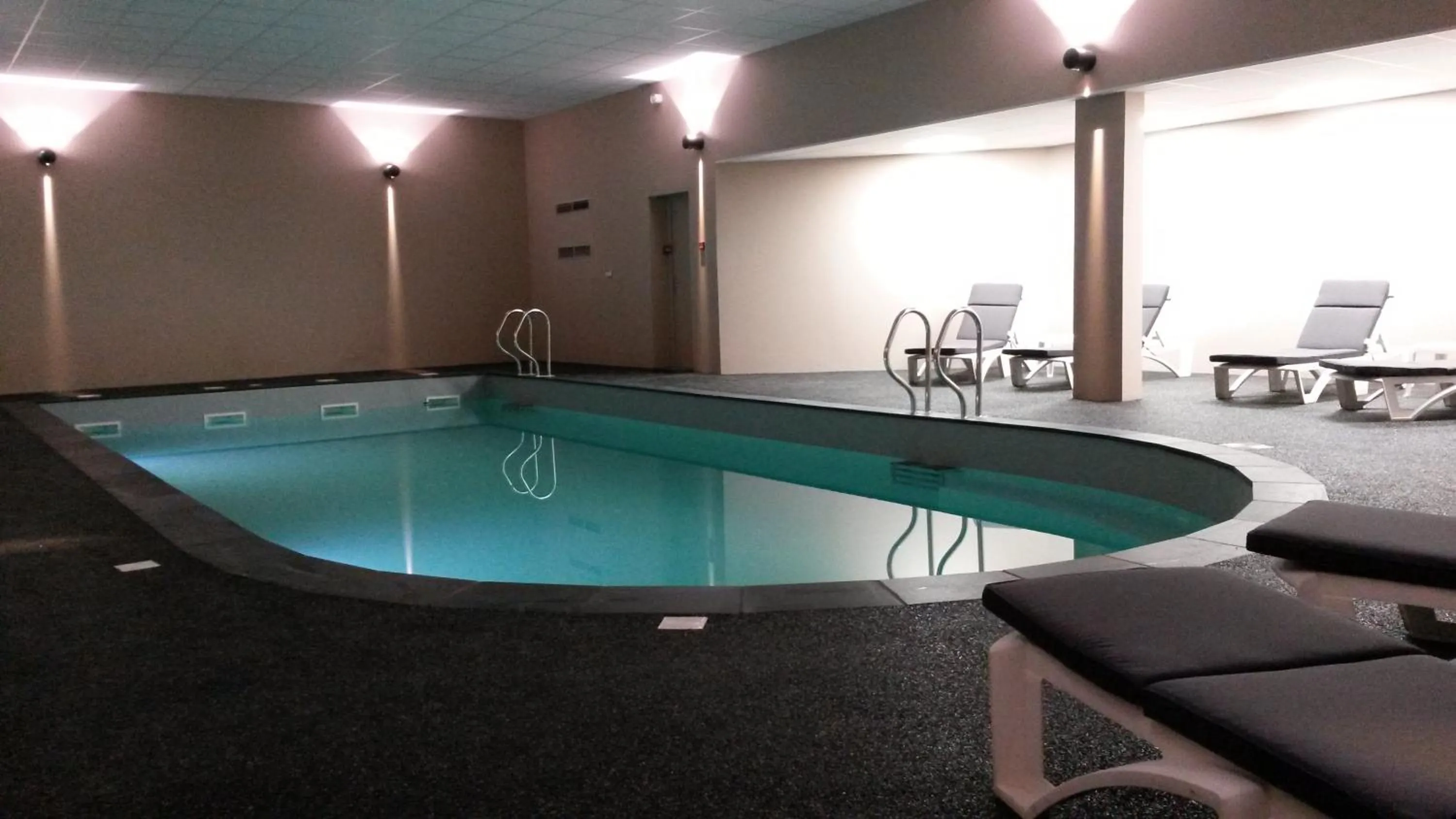 Swimming pool in Chateau d'Ayres - Hôtel & Spa