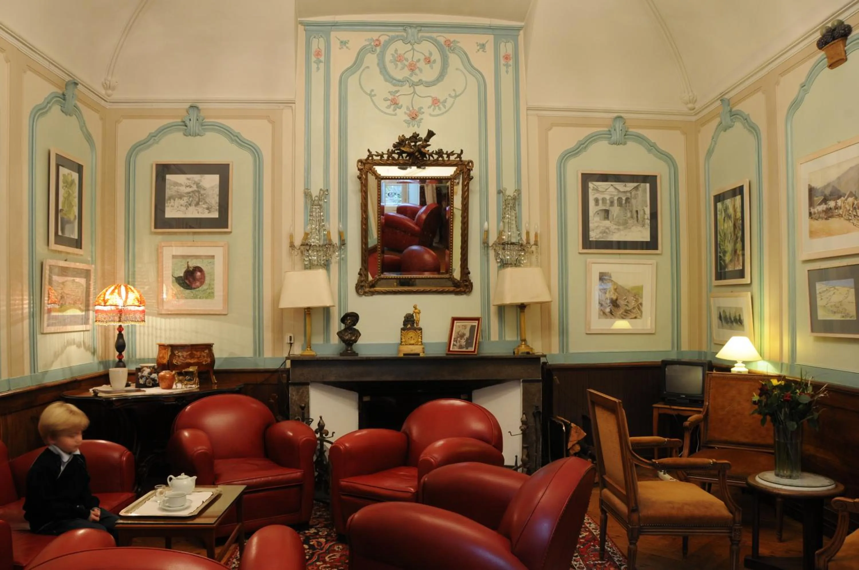 Communal lounge/ TV room in Chateau d'Ayres - Hôtel & Spa