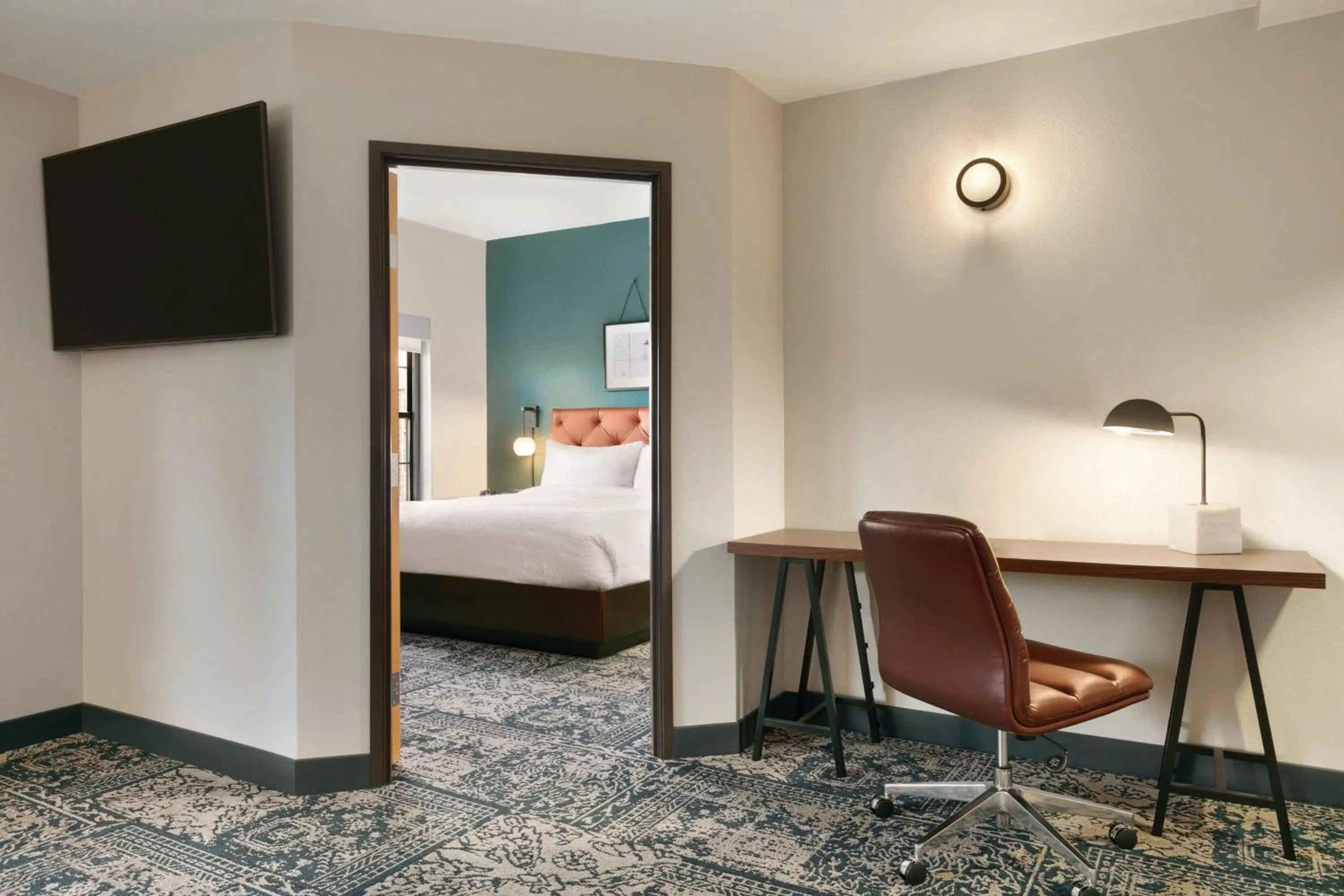 Photo of the whole room, Bed in Four Points by Sheraton Raleigh Arena