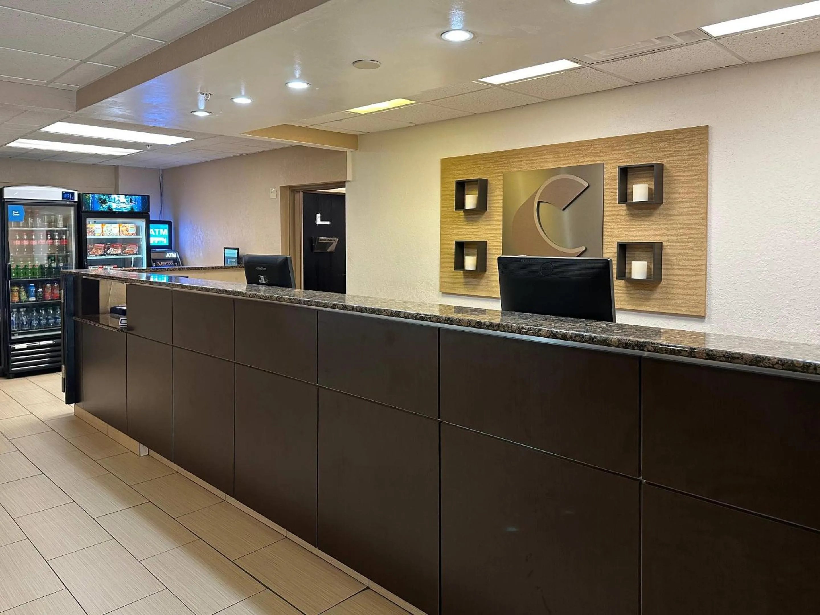 Lobby or reception in Comfort Suites Airport