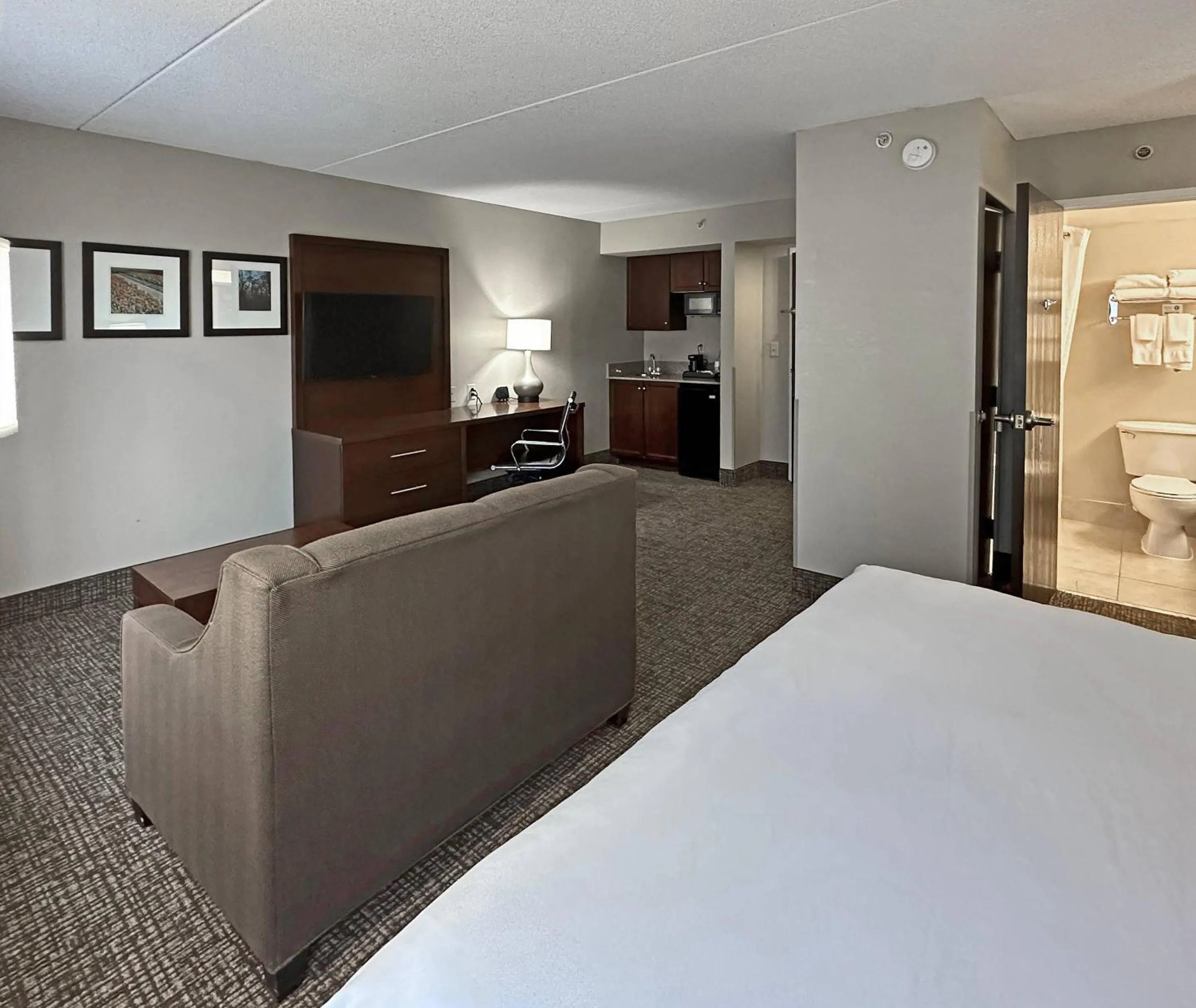 Bedroom, Bed in Comfort Suites Concord Mills